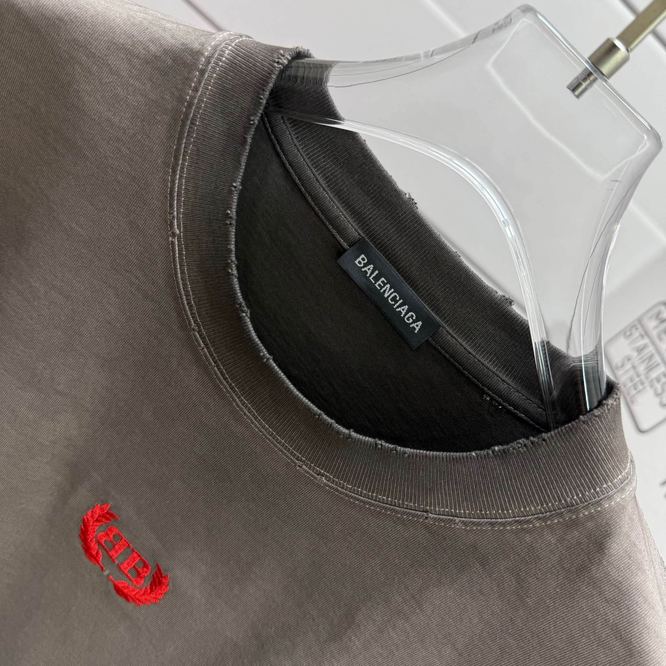 Balenciaga # 巴黎世* Balenciag*2026春夏新款 洗水磨破320克圆领短袖tee 宽松版