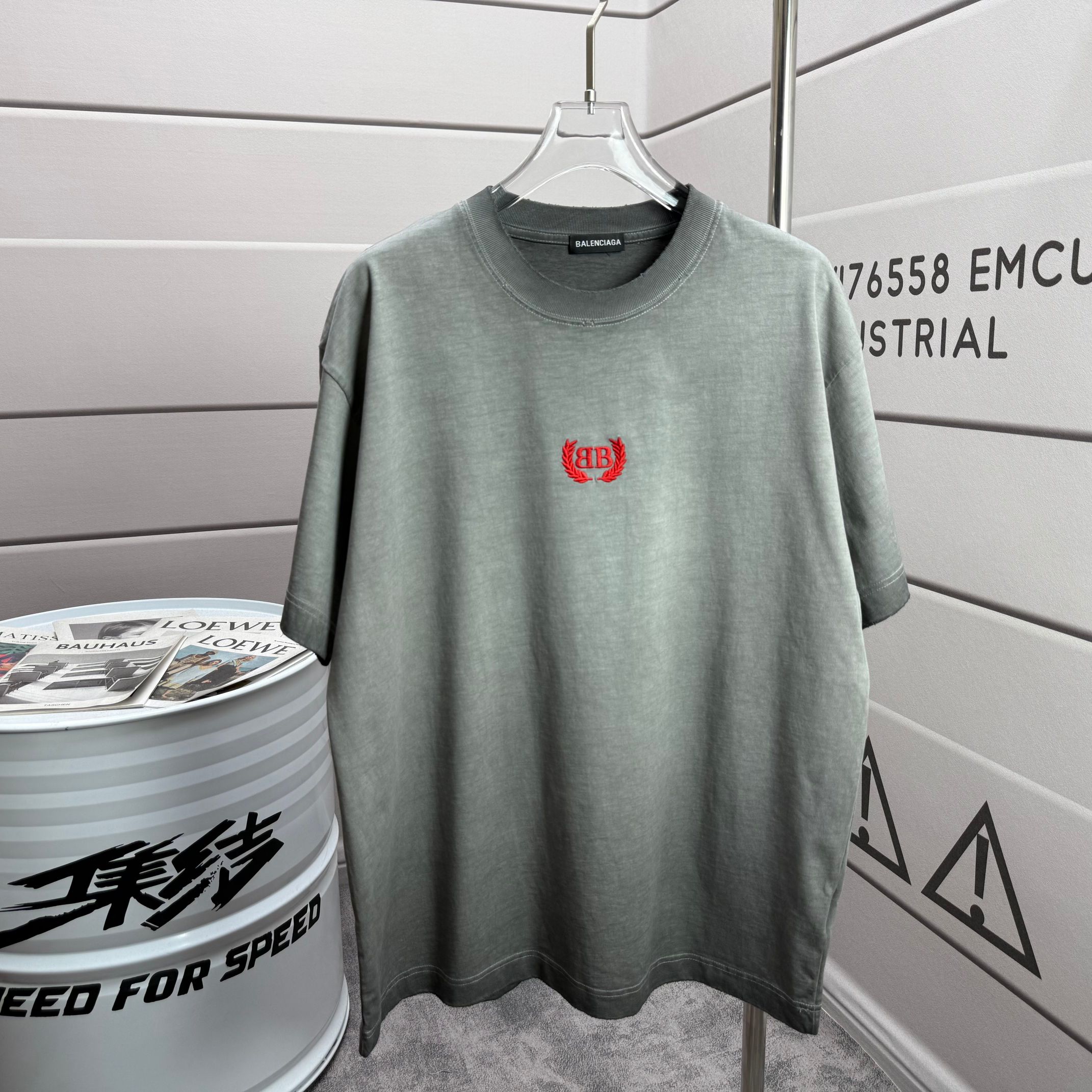 Balenciaga # 巴黎世* Balenciag*2026春夏新款 洗水磨破320克圆领短袖tee 宽松版