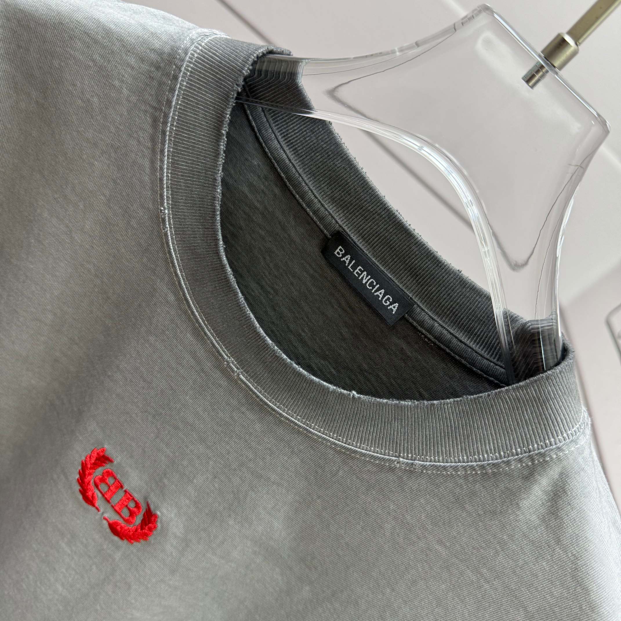 Balenciaga # 巴黎世* Balenciag*2026春夏新款 洗水磨破320克圆领短袖tee 宽松版
