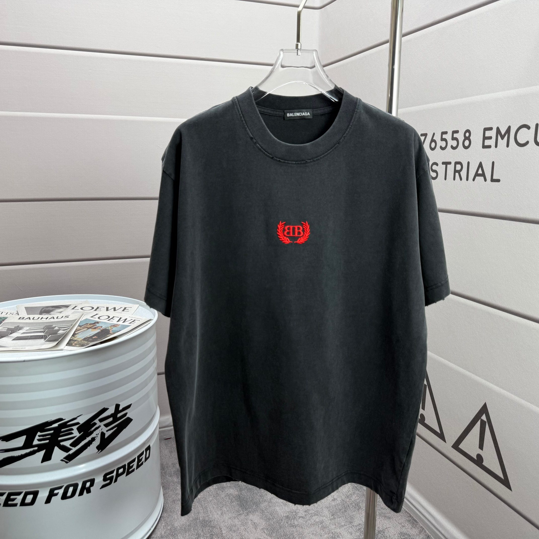 Balenciaga # 巴黎世* Balenciag*2026春夏新款 洗水磨破320克圆领短袖tee 宽松版
