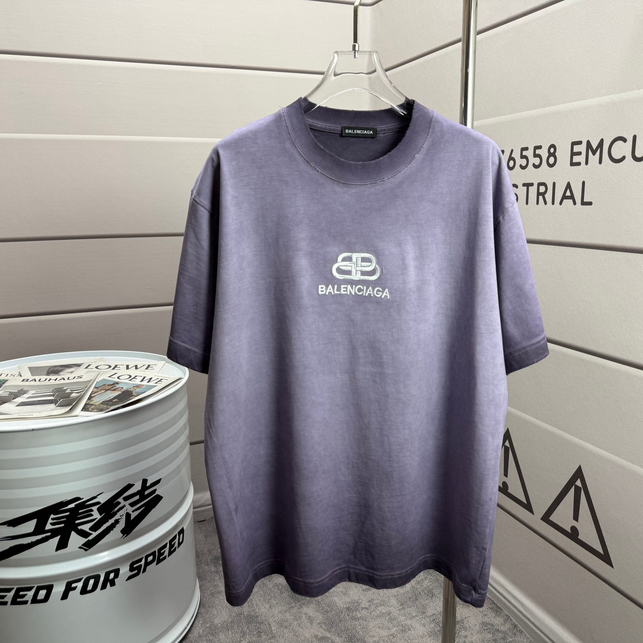 Balenciaga # 巴黎世* Balenciag*2026春夏新款 洗水磨破320克圆领短袖tee 宽松版