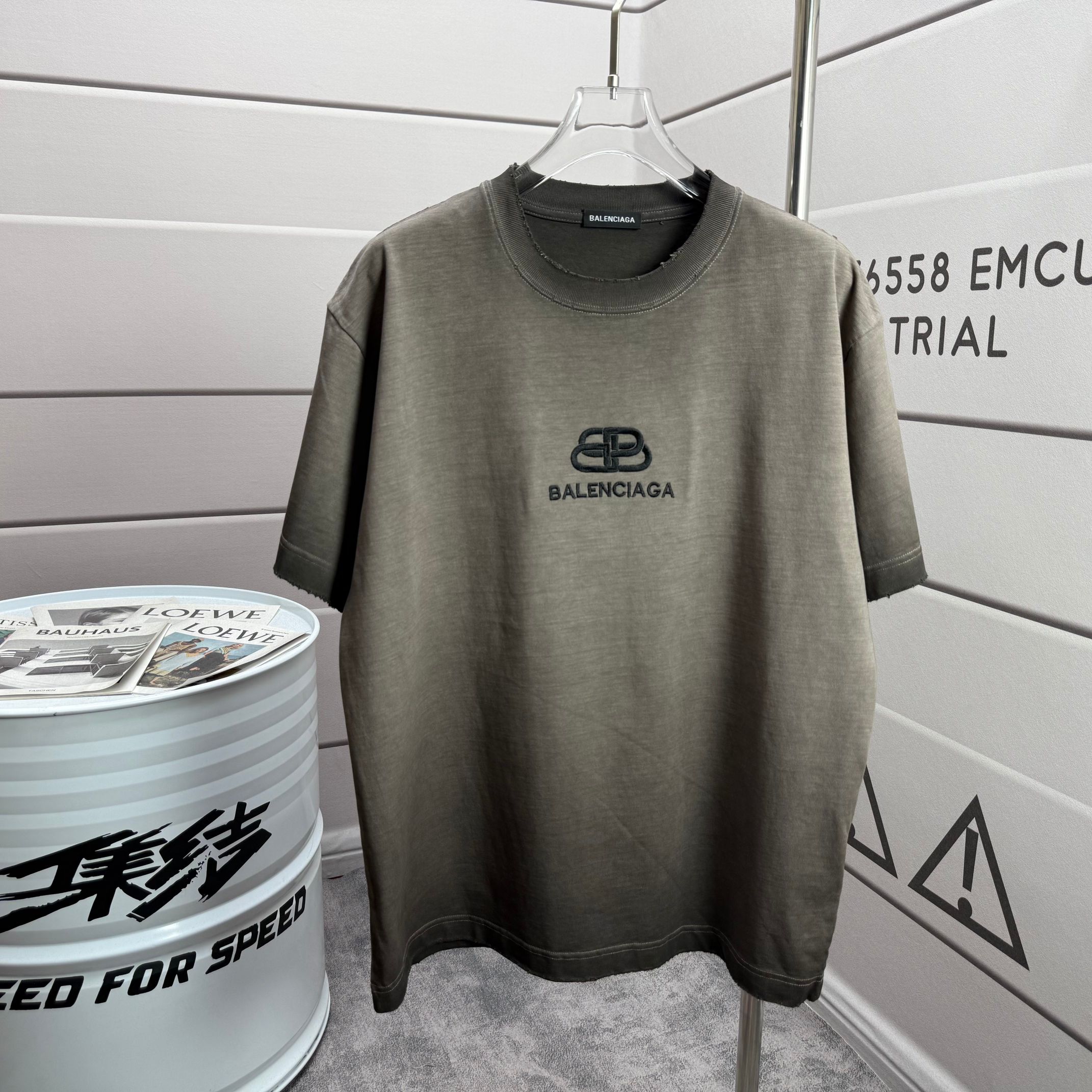 Balenciaga # 巴黎世* Balenciag*2026春夏新款 洗水磨破320克圆领短袖tee 宽松版
