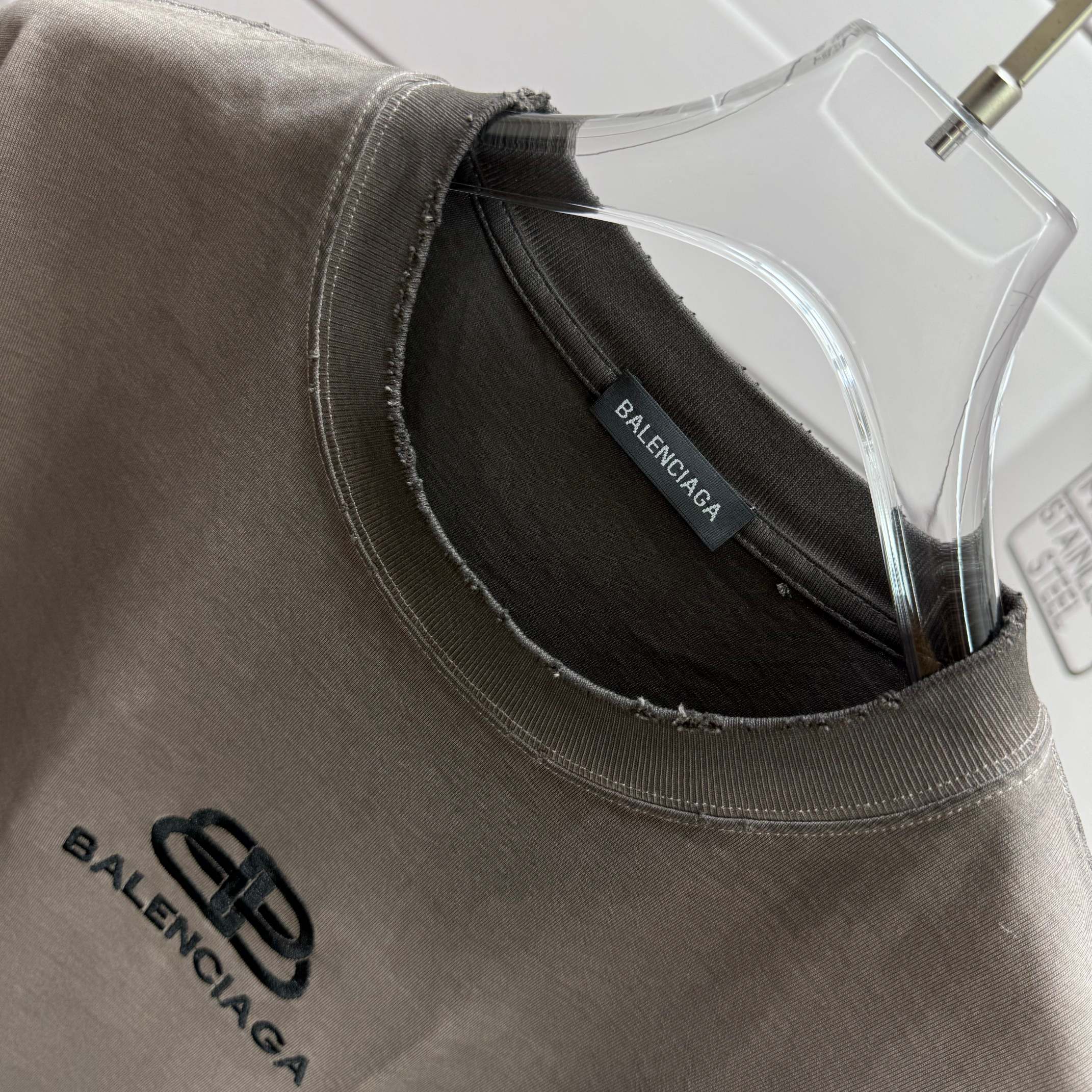 Balenciaga # 巴黎世* Balenciag*2026春夏新款 洗水磨破320克圆领短袖tee 宽松版