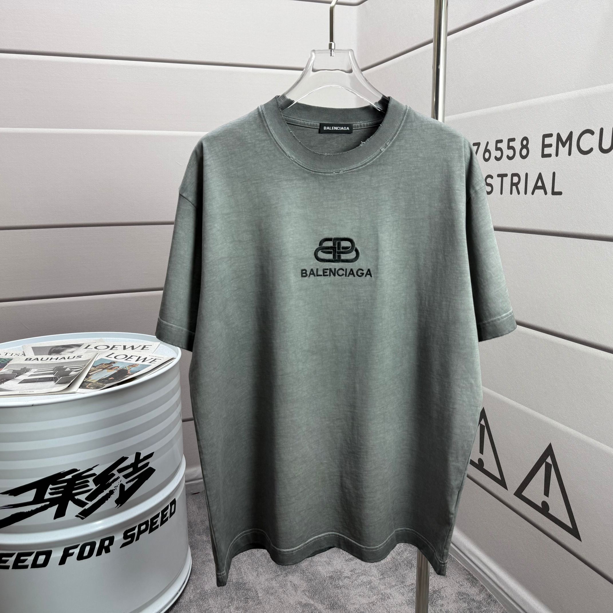 Balenciaga # 巴黎世* Balenciag*2026春夏新款 洗水磨破320克圆领短袖tee 宽松版