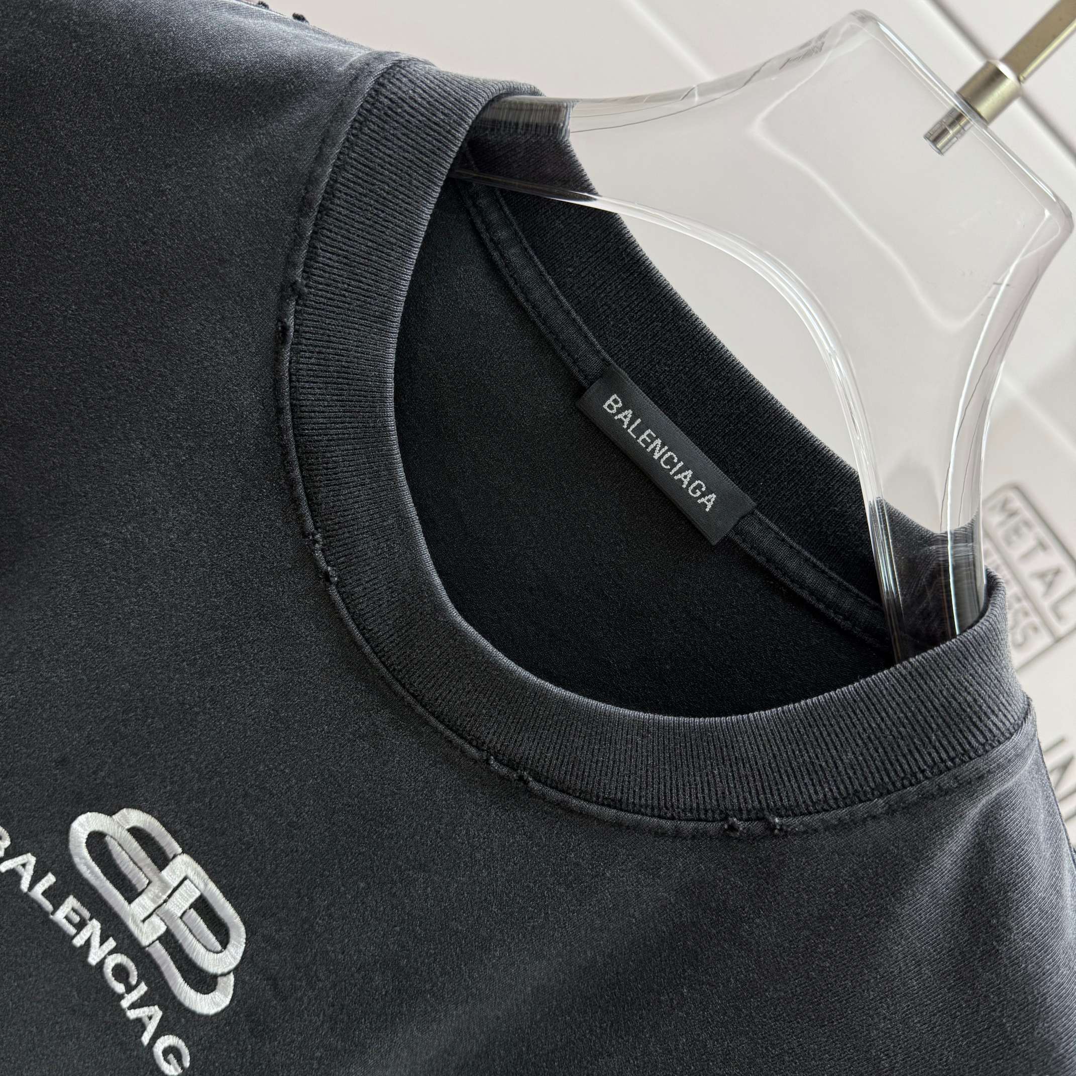 Balenciaga # 巴黎世* Balenciag*2026春夏新款 洗水磨破320克圆领短袖tee 宽松版