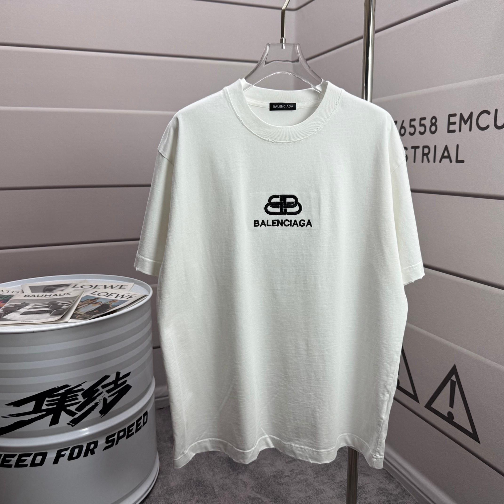 Balenciaga # 巴黎世* Balenciag*2026春夏新款 洗水磨破320克圆领短袖tee 宽松版