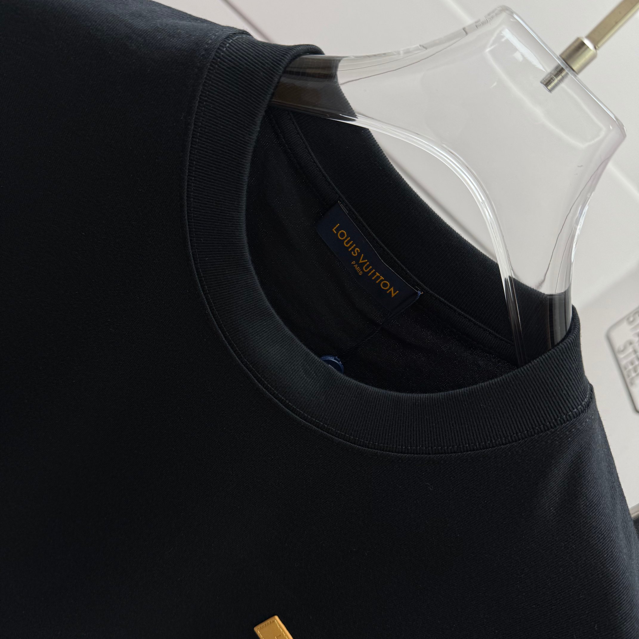 Louis Vuitton # 1v 路易*2026春夏新款 大v字母立体缝皮标工艺设计 定制双纱平纹纯棉面料 短袖T恤