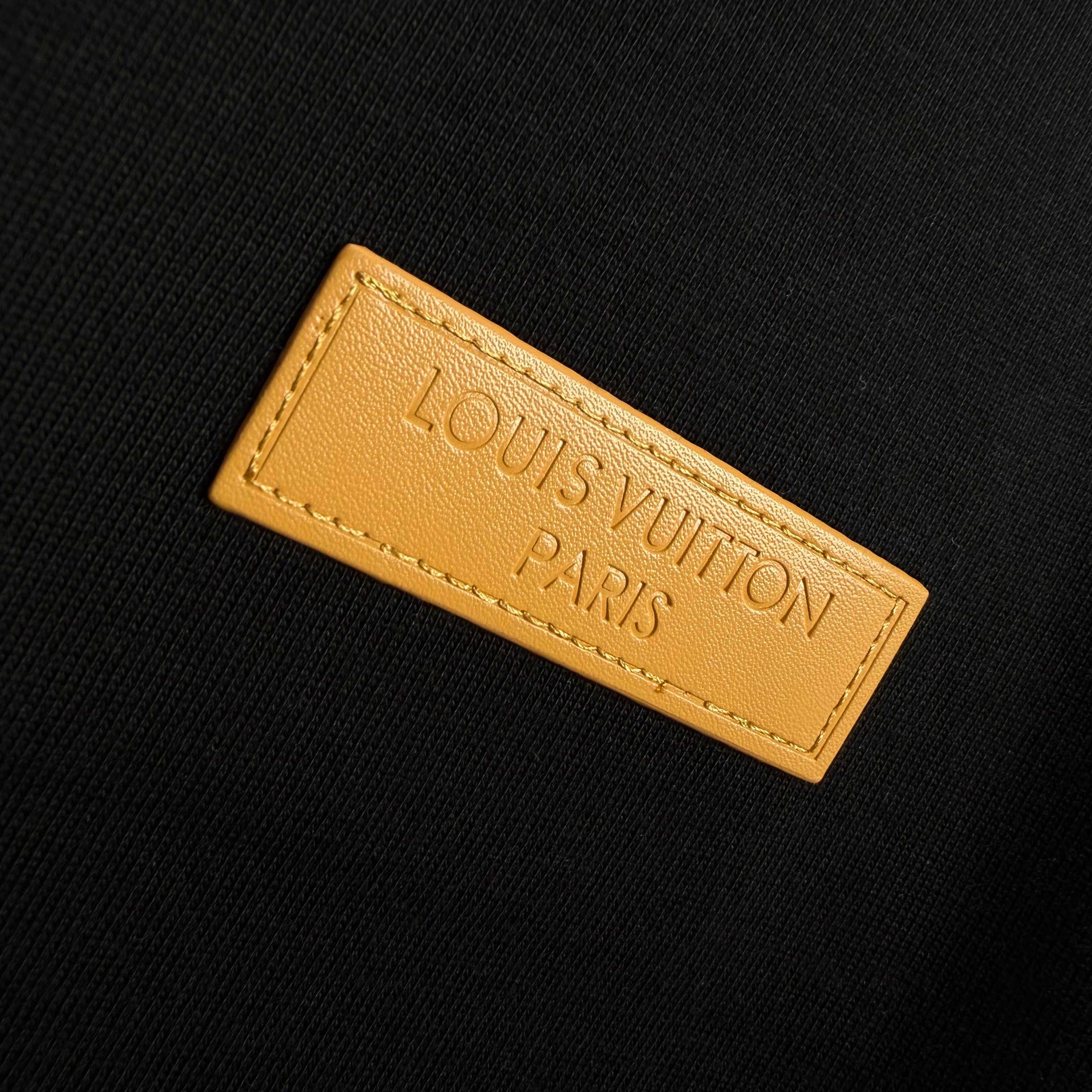 Louis Vuitton # 1v 路易*2026春夏新款 大v字母立体缝皮标工艺设计 定制双纱平纹纯棉面料 短袖T恤