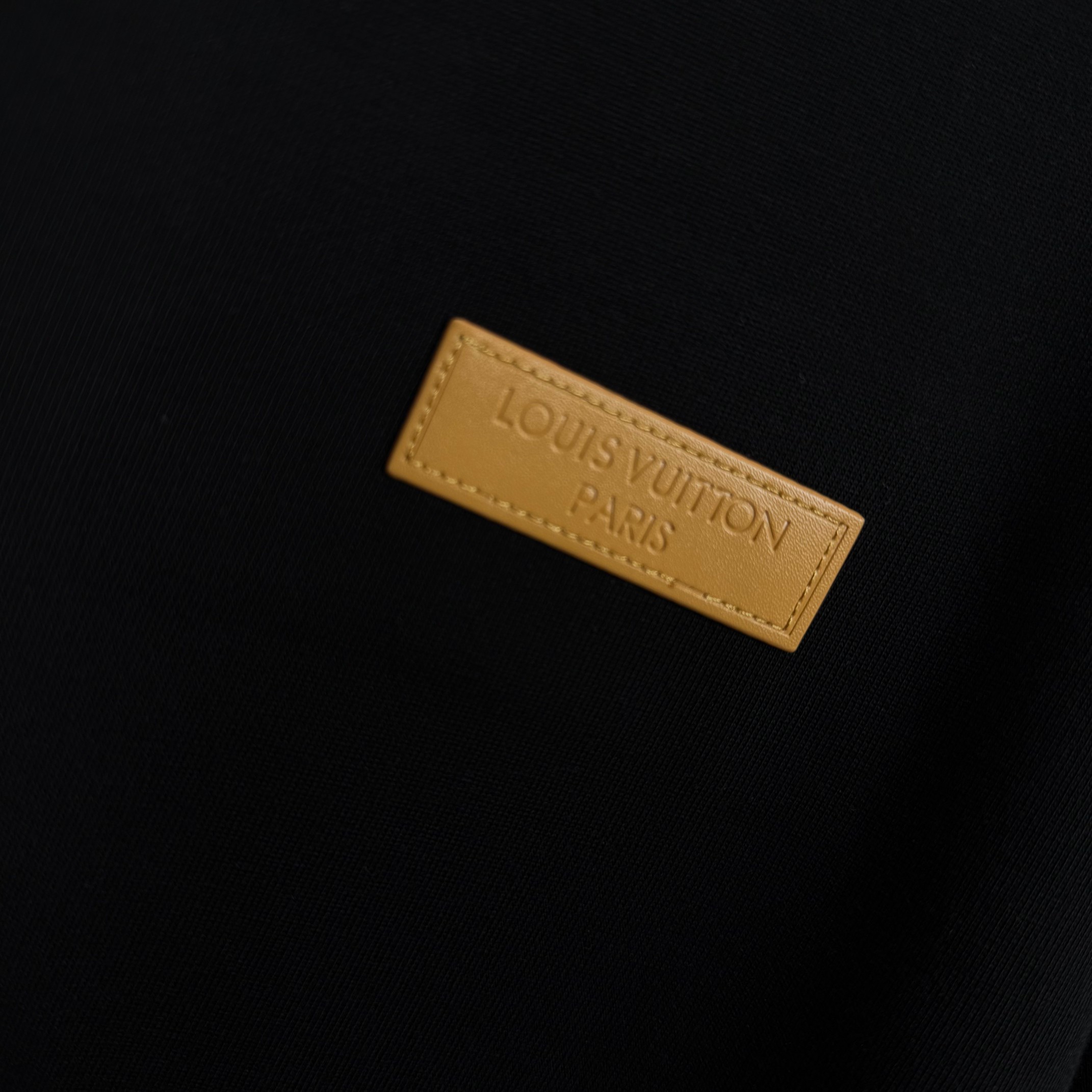 Louis Vuitton # 1v 路易*2026春夏新款 大v字母立体缝皮标工艺设计 定制双纱平纹纯棉面料 短袖T恤