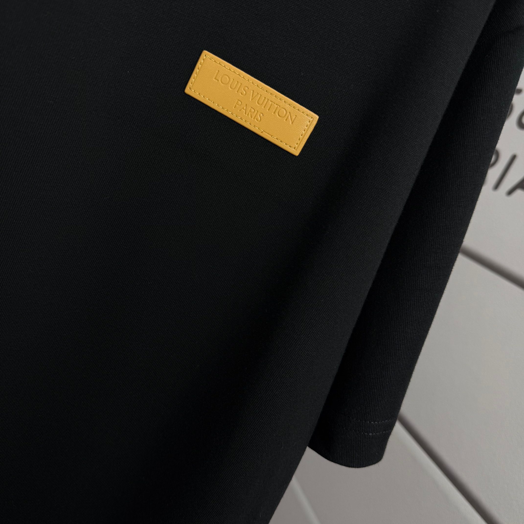 Louis Vuitton # 1v 路易*2026春夏新款 大v字母立体缝皮标工艺设计 定制双纱平纹纯棉面料 短袖T恤