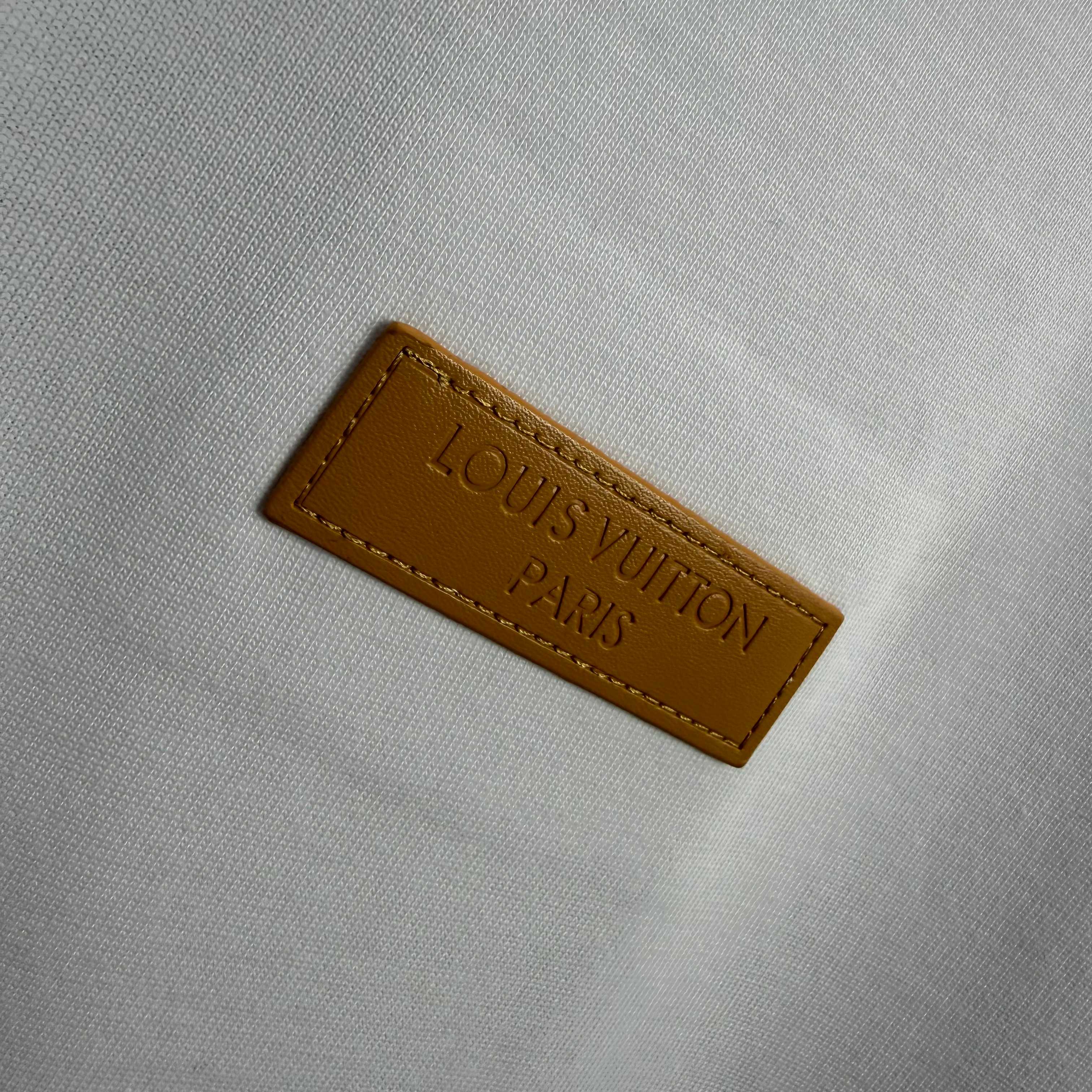 Louis Vuitton # 1v 路易*2026春夏新款 大v字母立体缝皮标工艺设计 定制双纱平纹纯棉面料 短袖T恤