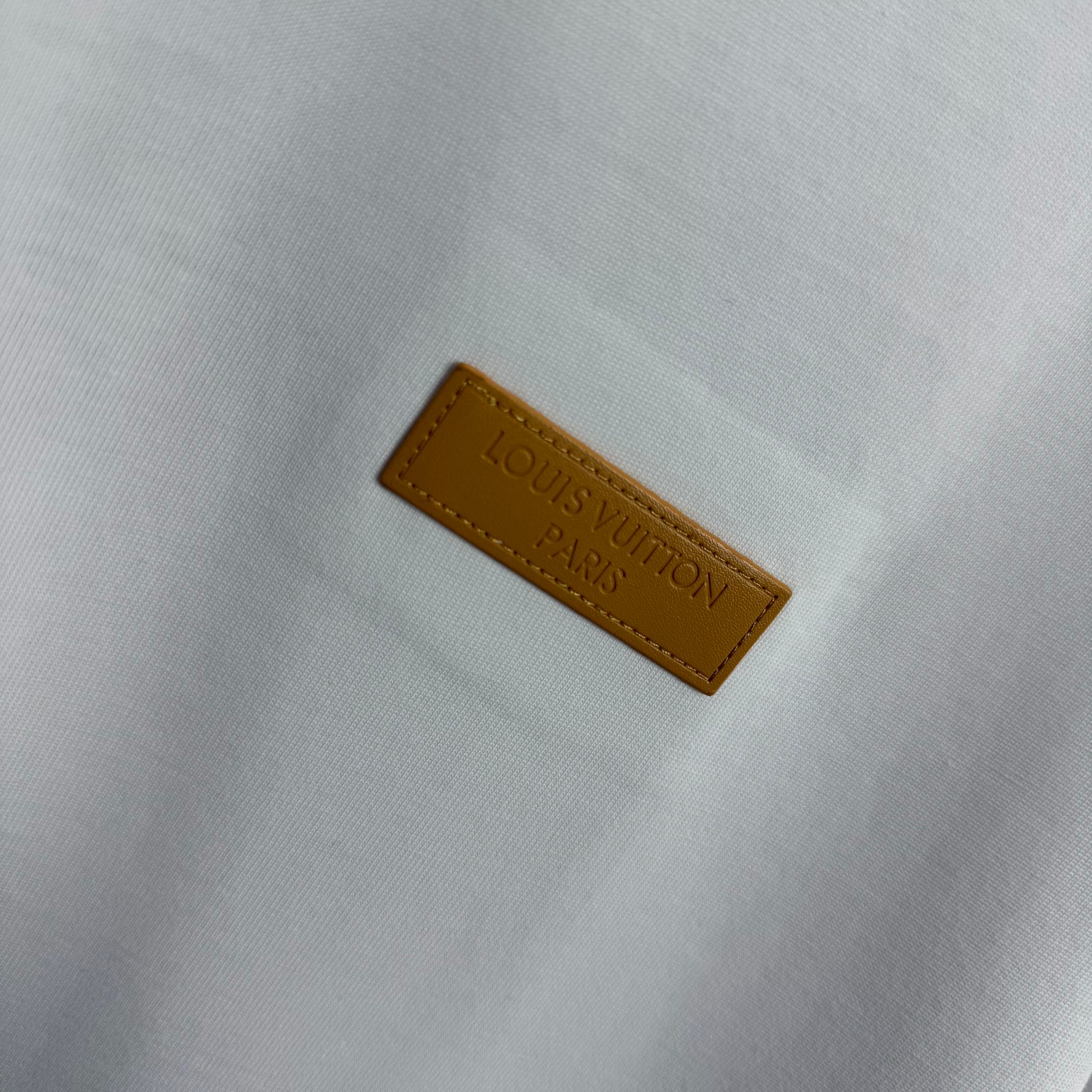 Louis Vuitton # 1v 路易*2026春夏新款 大v字母立体缝皮标工艺设计 定制双纱平纹纯棉面料 短袖T恤