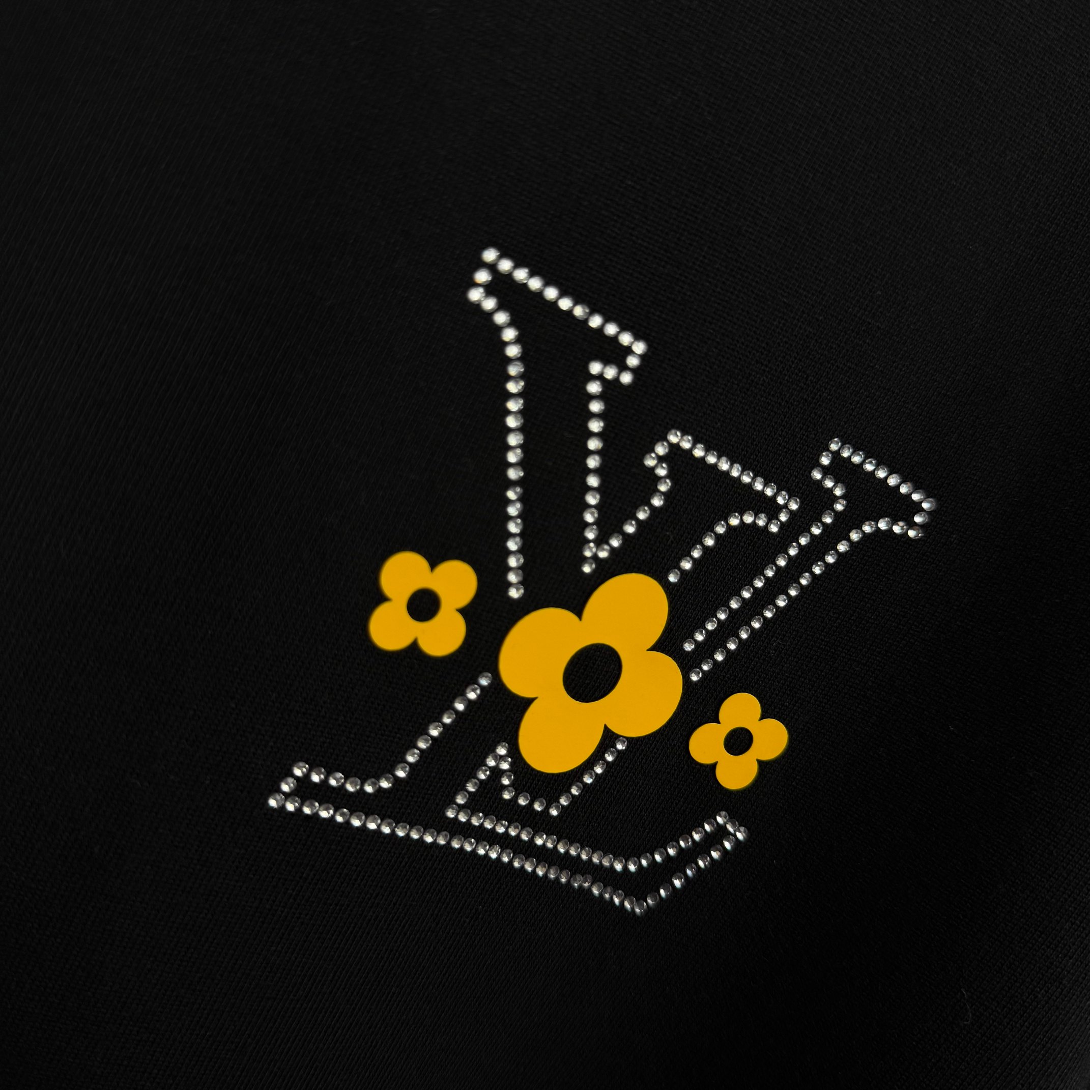 Louis Vuitton # 1v 路易*2026春夏新款 大v字母立体厚板硅胶+烫钻工艺设计 定制双纱平纹纯棉面料 短袖T恤
