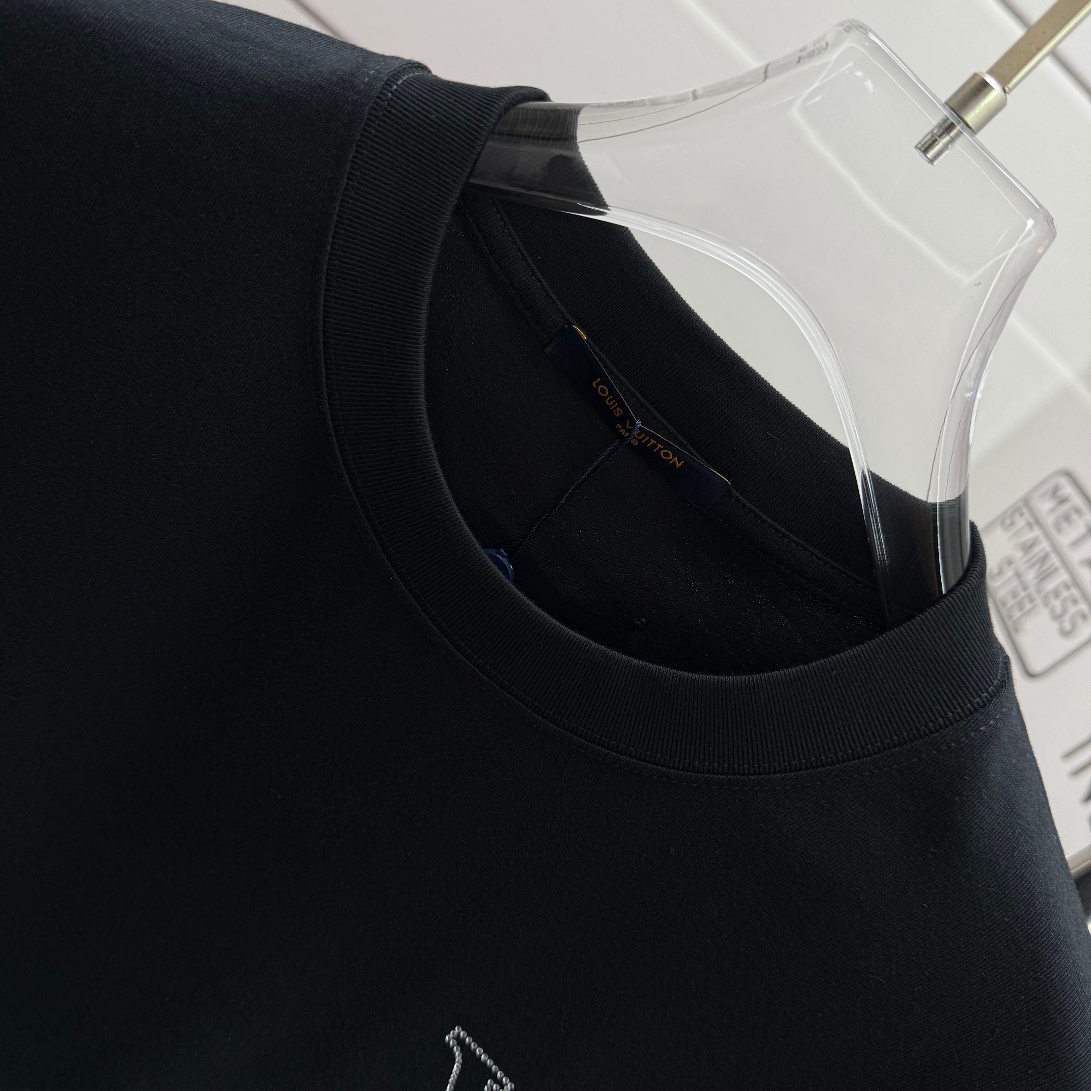 Louis Vuitton # 1v 路易*2026春夏新款 大v字母立体厚板硅胶+烫钻工艺设计 定制双纱平纹纯棉面料 短袖T恤
