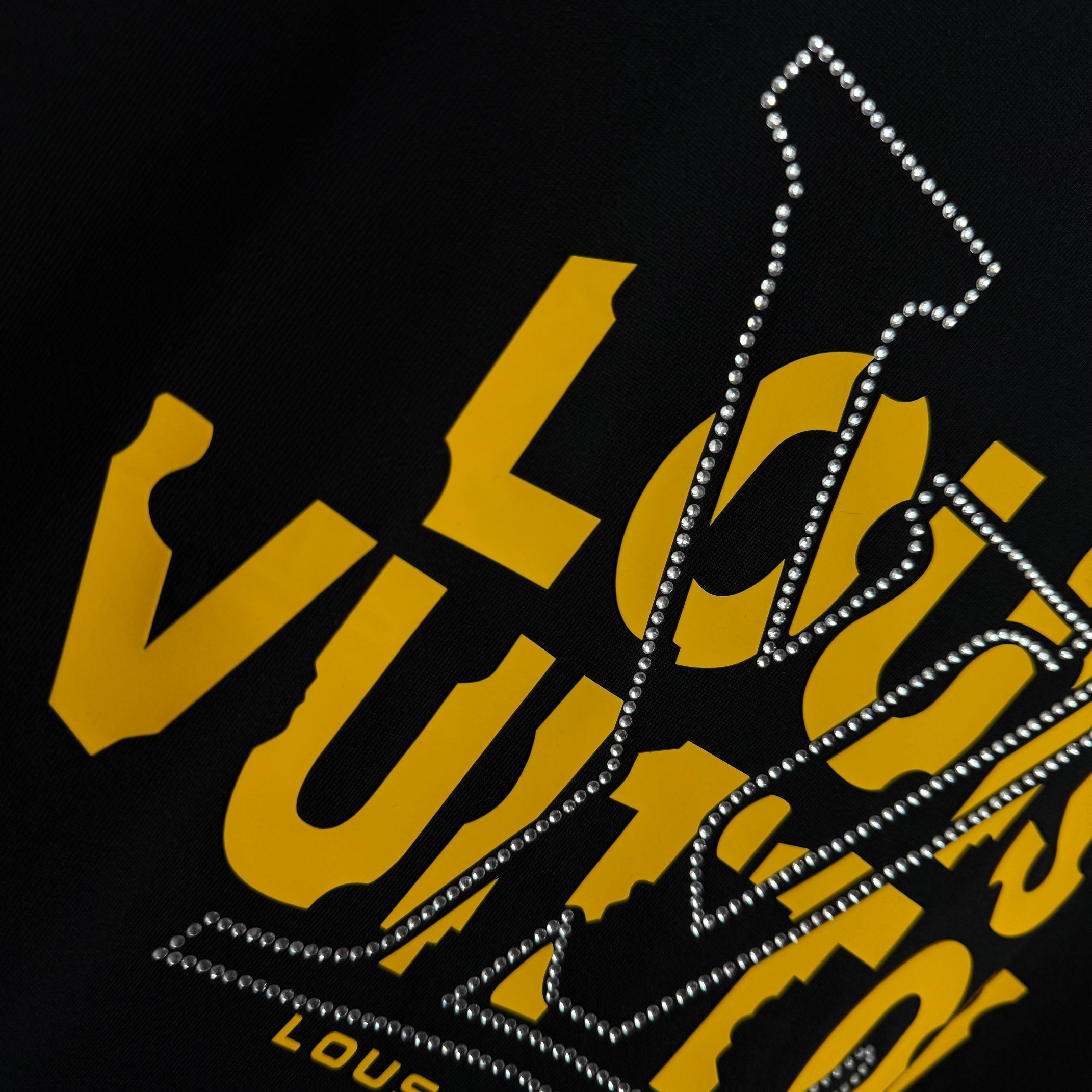 Louis Vuitton # 1v 路易*2026春夏新款 大v字母立体厚板硅胶+烫钻工艺设计 定制双纱平纹纯棉面料 短袖T恤