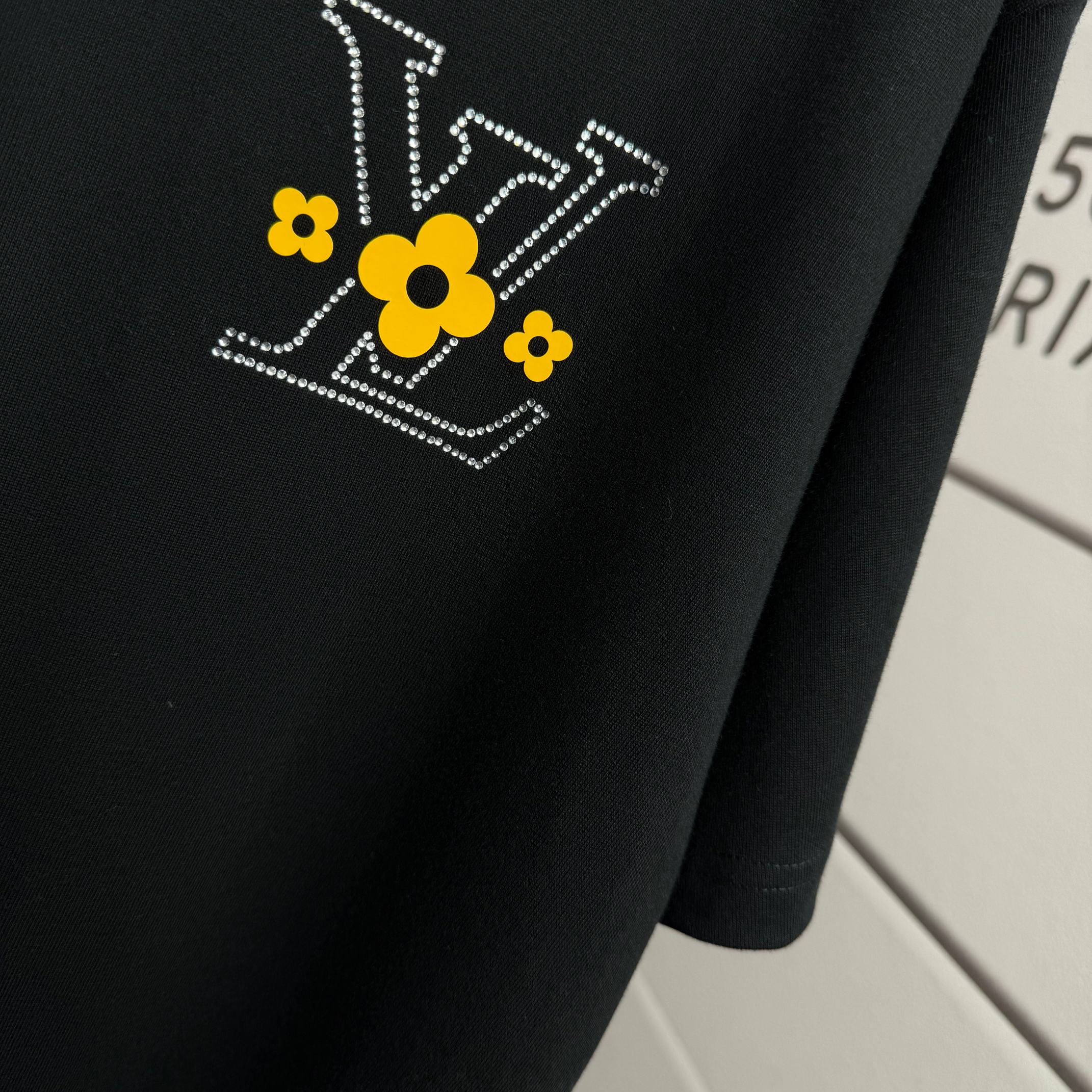 Louis Vuitton # 1v 路易*2026春夏新款 大v字母立体厚板硅胶+烫钻工艺设计 定制双纱平纹纯棉面料 短袖T恤