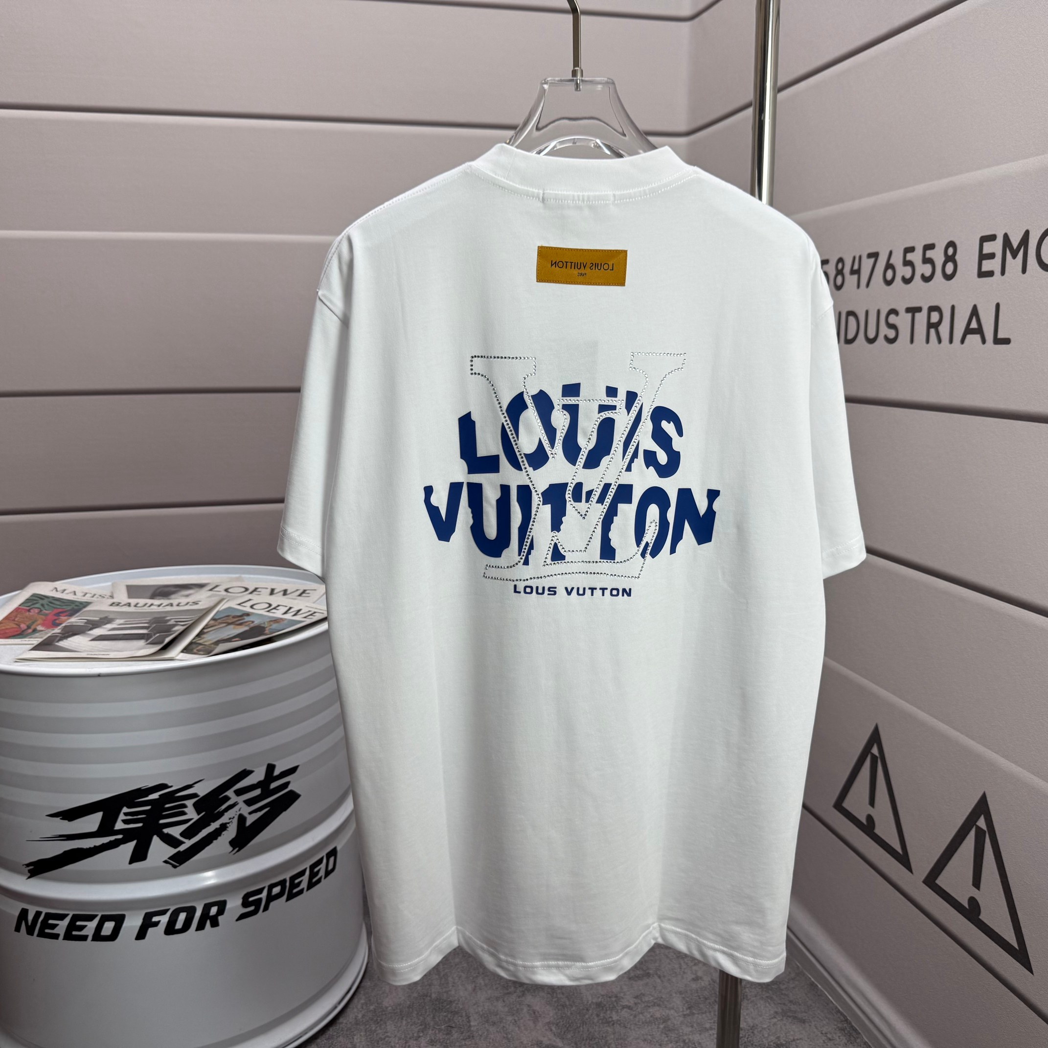 Louis Vuitton # 1v 路易*2026春夏新款 大v字母立体厚板硅胶+烫钻工艺设计 定制双纱平纹纯棉面料 短袖T恤