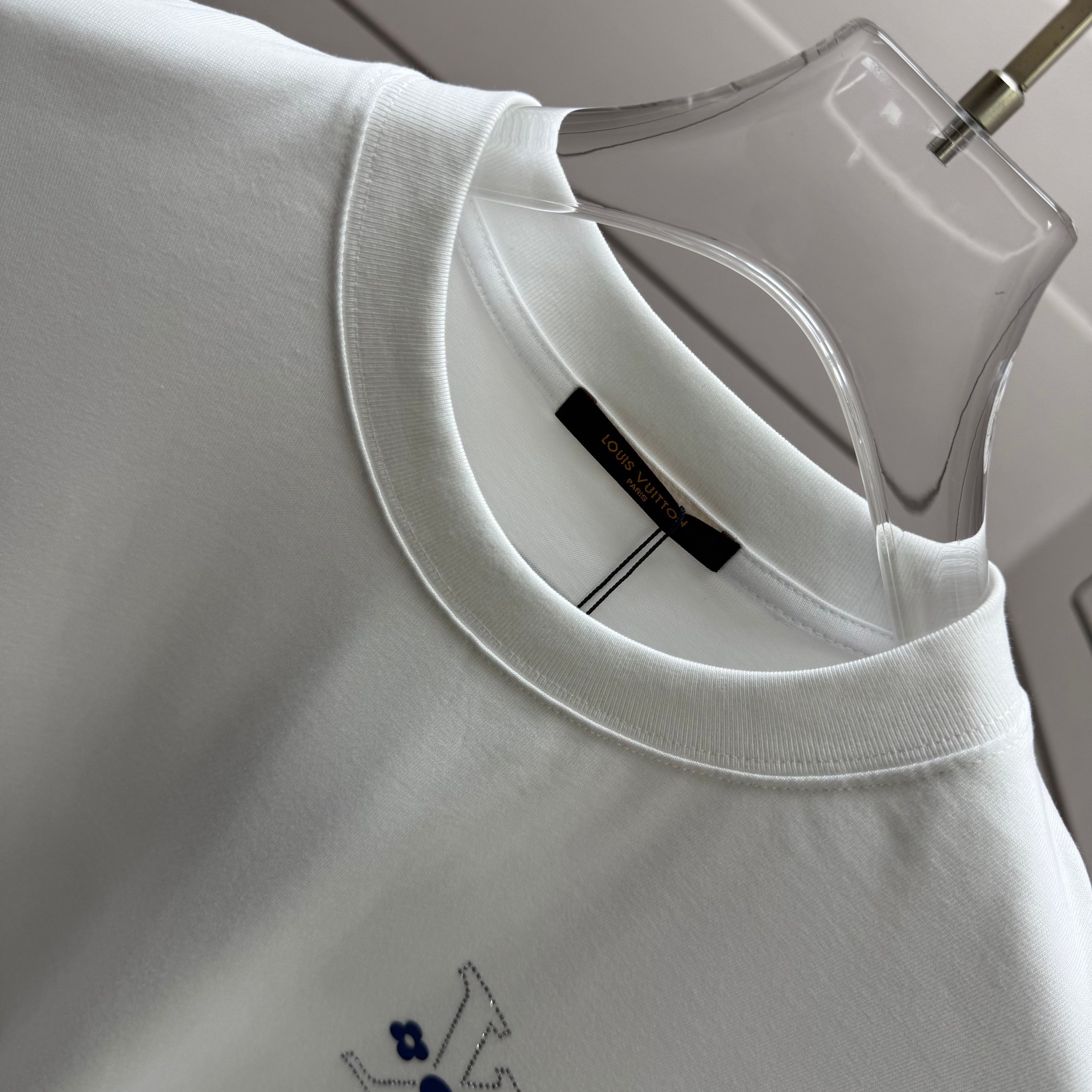 Louis Vuitton # 1v 路易*2026春夏新款 大v字母立体厚板硅胶+烫钻工艺设计 定制双纱平纹纯棉面料 短袖T恤