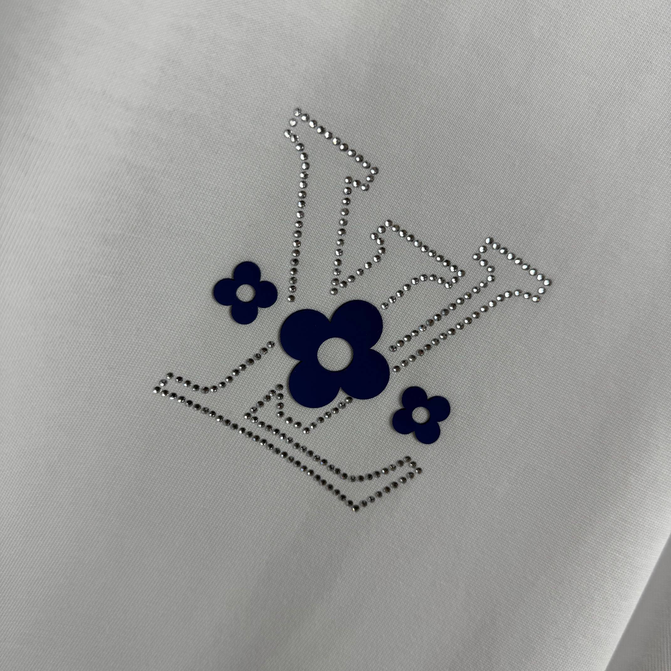 Louis Vuitton # 1v 路易*2026春夏新款 大v字母立体厚板硅胶+烫钻工艺设计 定制双纱平纹纯棉面料 短袖T恤