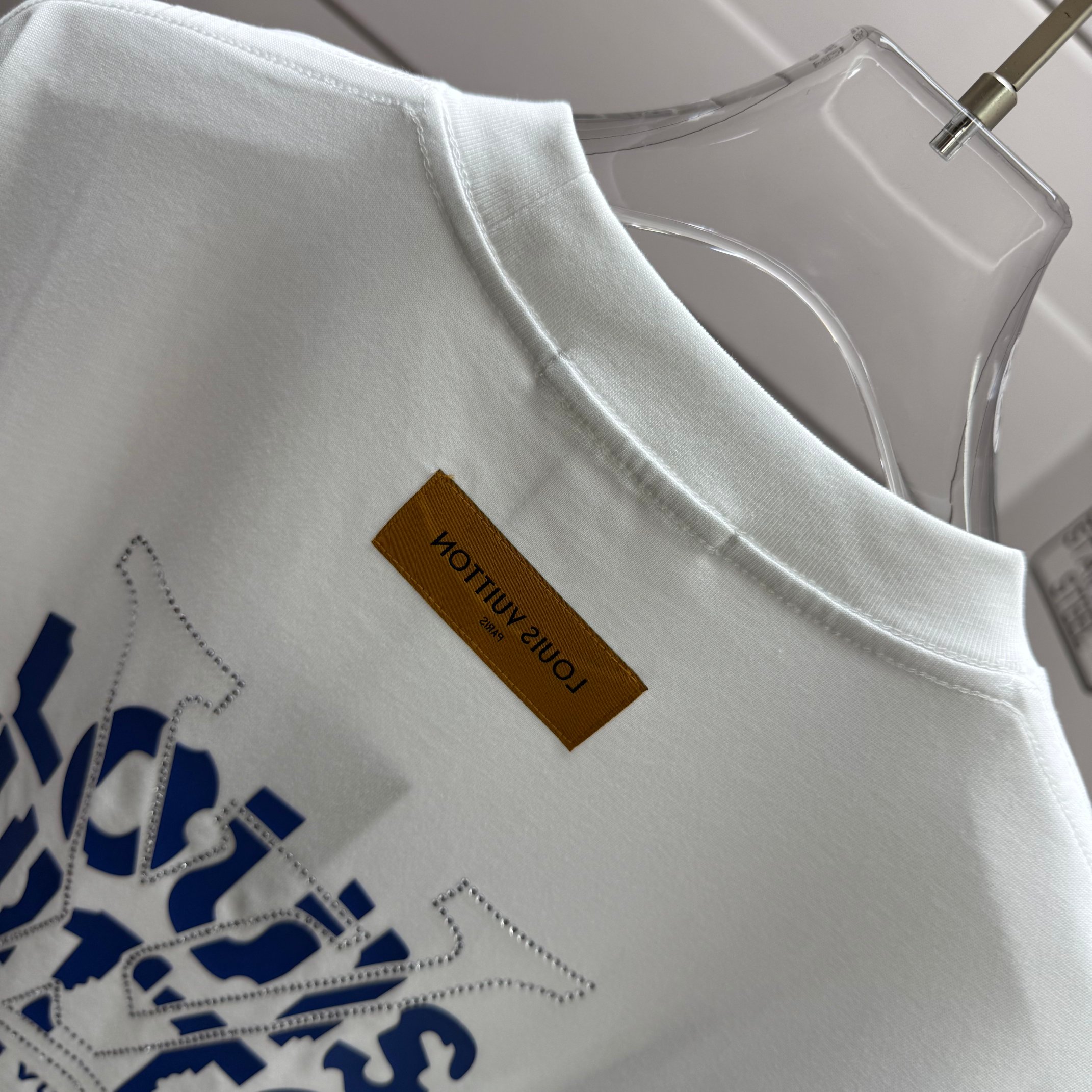Louis Vuitton # 1v 路易*2026春夏新款 大v字母立体厚板硅胶+烫钻工艺设计 定制双纱平纹纯棉面料 短袖T恤