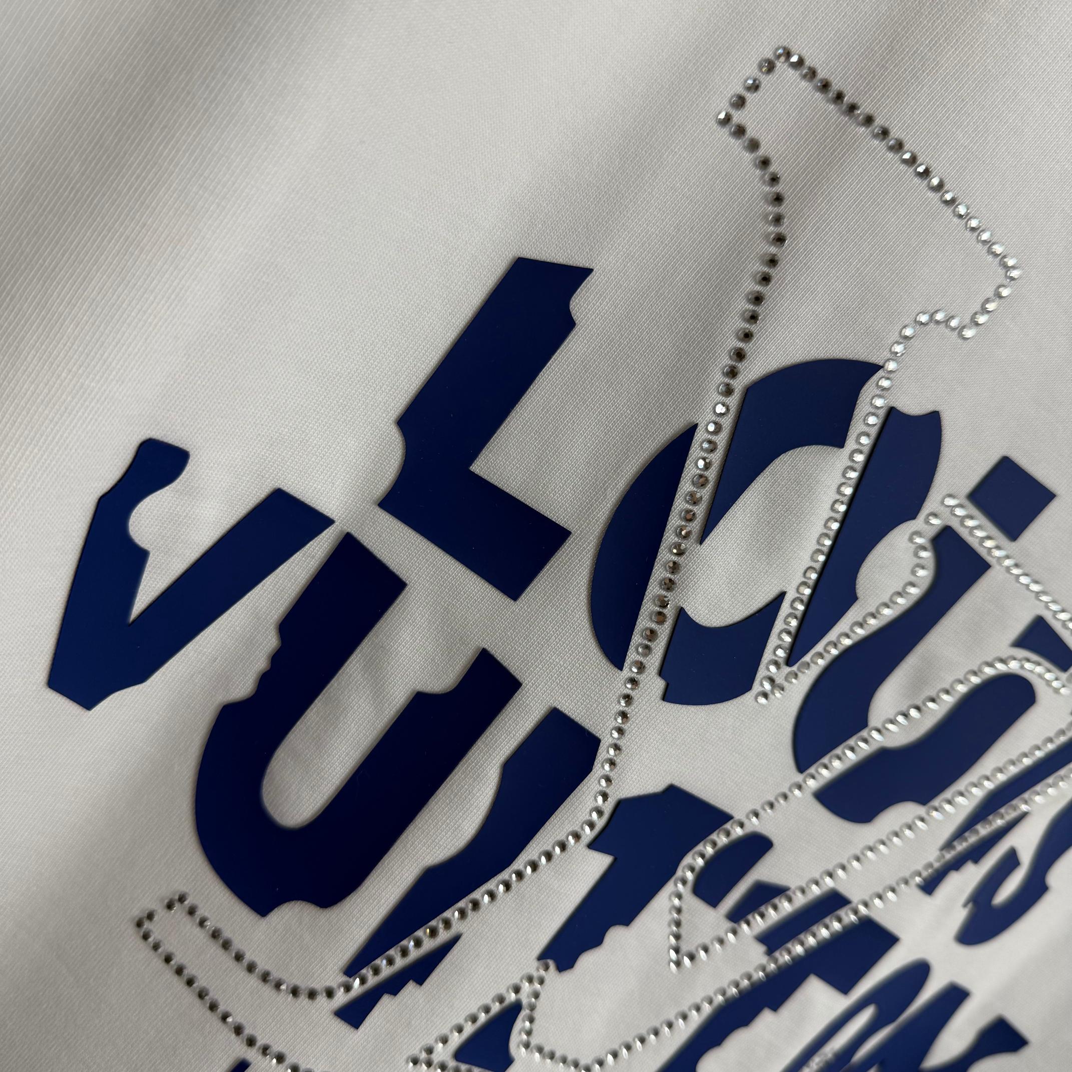 Louis Vuitton # 1v 路易*2026春夏新款 大v字母立体厚板硅胶+烫钻工艺设计 定制双纱平纹纯棉面料 短袖T恤