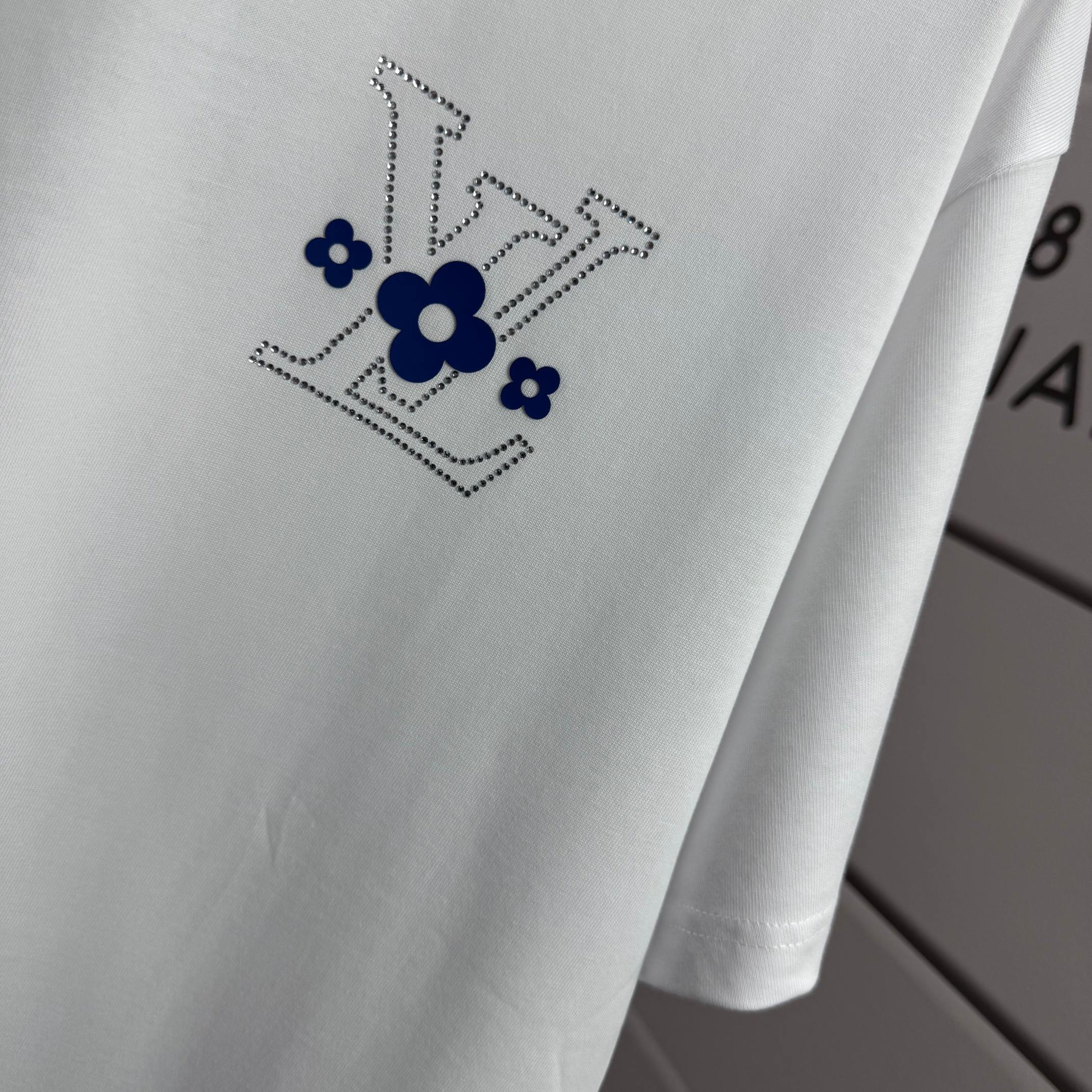 Louis Vuitton # 1v 路易*2026春夏新款 大v字母立体厚板硅胶+烫钻工艺设计 定制双纱平纹纯棉面料 短袖T恤
