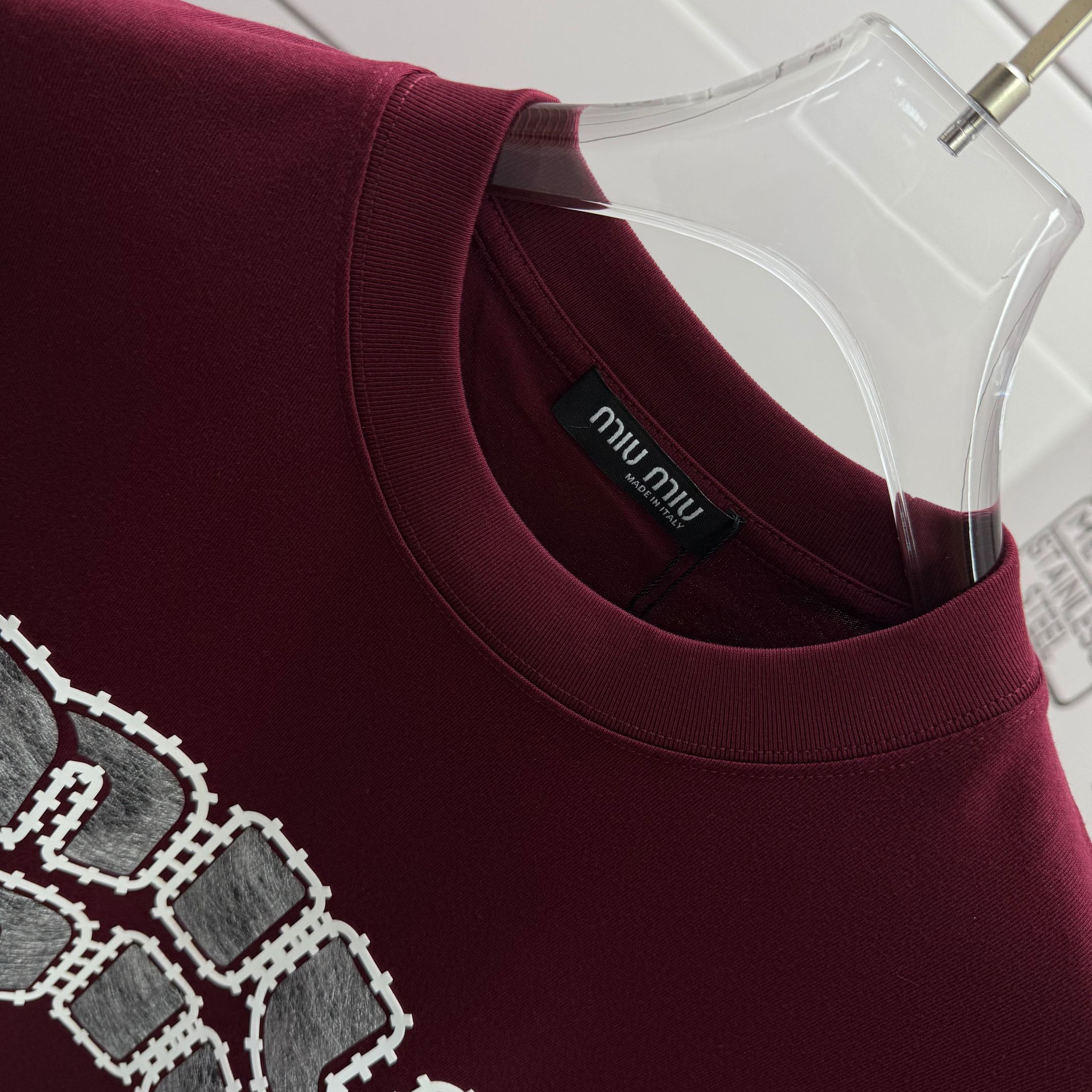 Miu Miu # miu miu* 2026春夏款 个性 字母立体厚板双色硅胶工艺 定制双纱平纹纯棉面料 短袖T恤