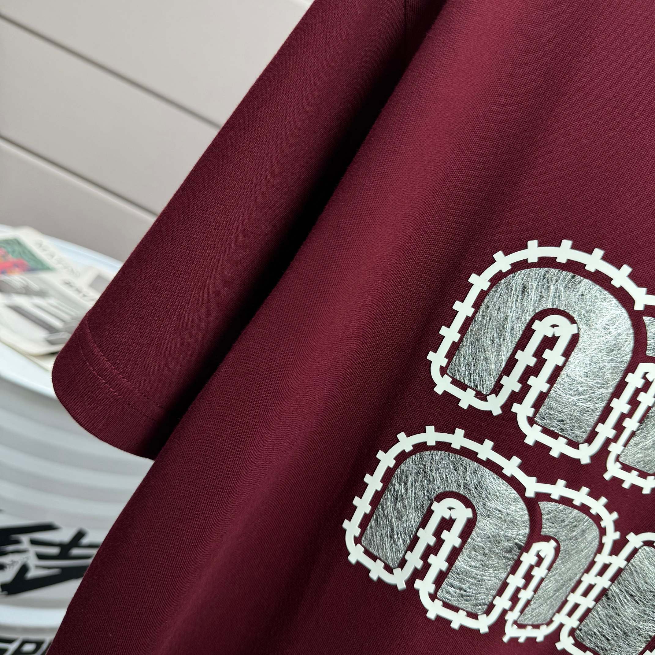 Miu Miu # miu miu* 2026春夏款 个性 字母立体厚板双色硅胶工艺 定制双纱平纹纯棉面料 短袖T恤