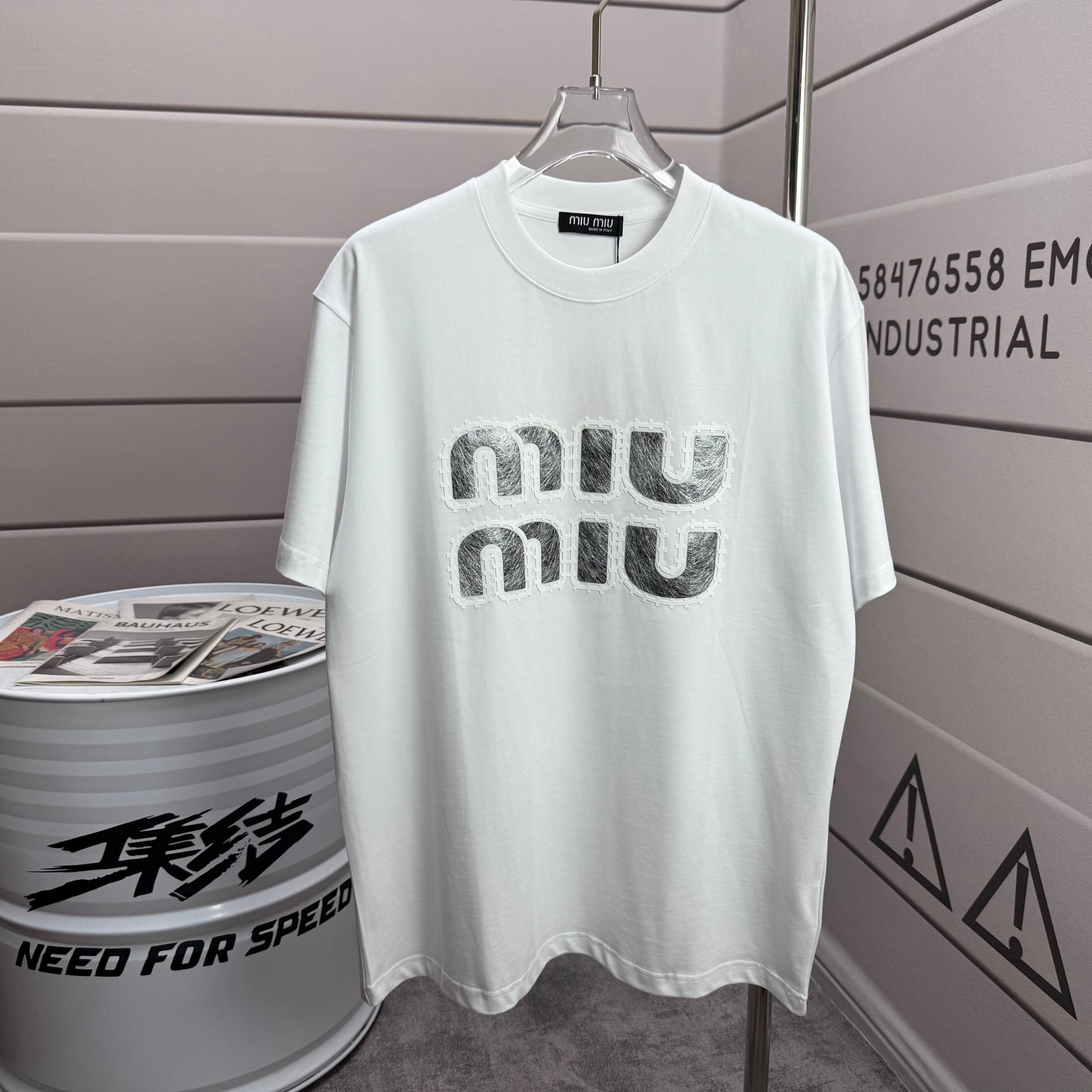 Miu Miu # miu miu* 2026春夏款 个性 字母立体厚板双色硅胶工艺 定制双纱平纹纯棉面料 短袖T恤