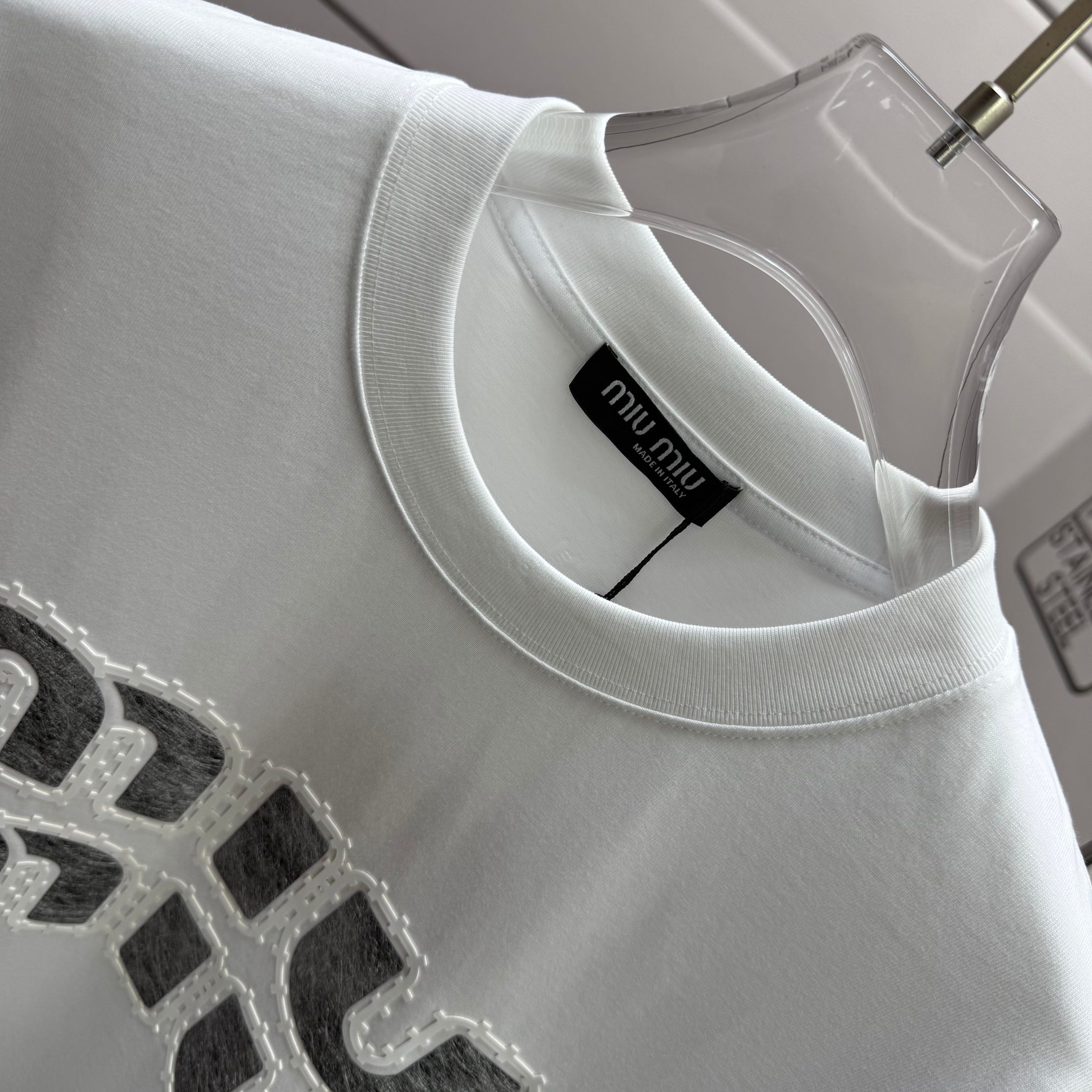Miu Miu # miu miu* 2026春夏款 个性 字母立体厚板双色硅胶工艺 定制双纱平纹纯棉面料 短袖T恤