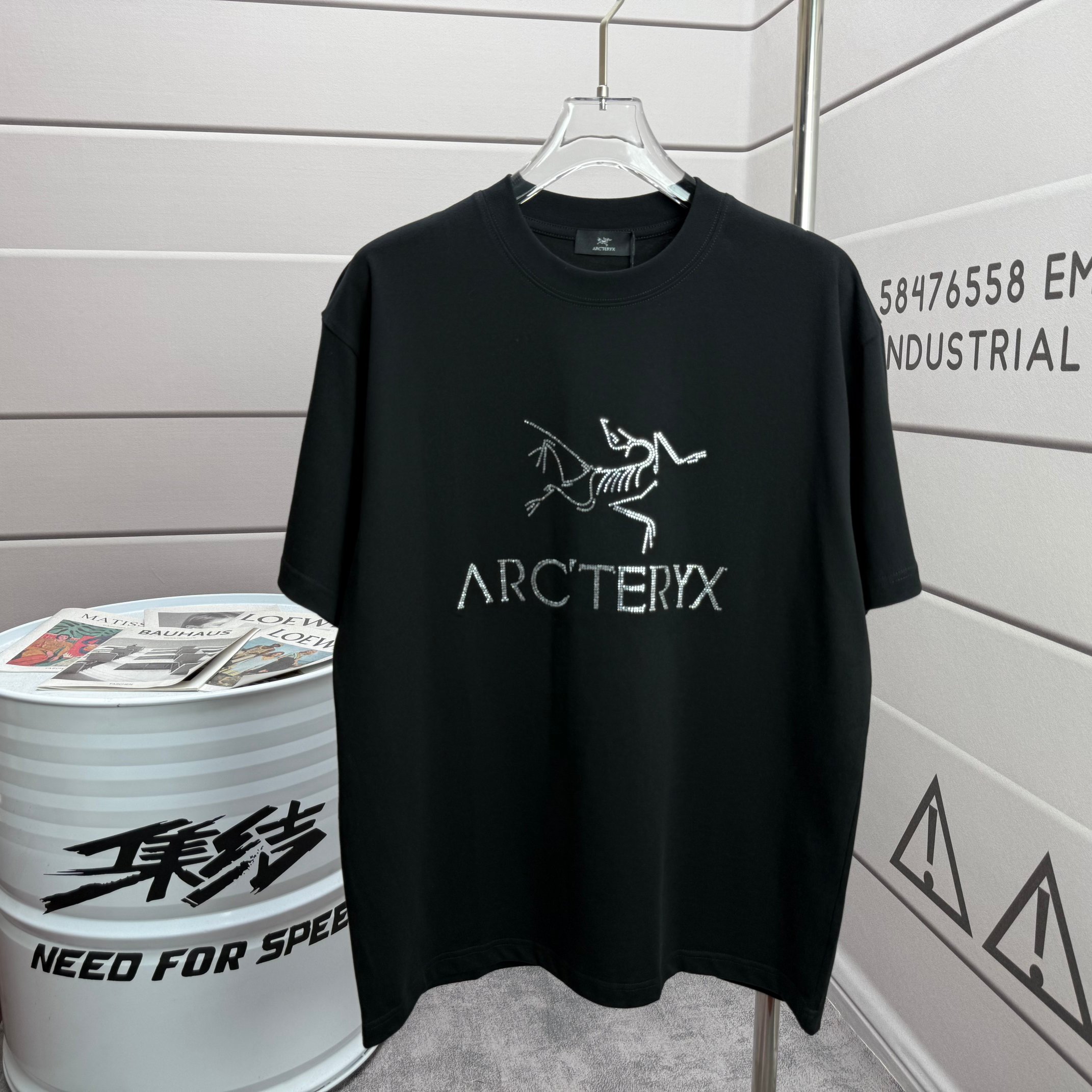 Arc'teryx # ARC'TERYX*始祖*鸟 2026春夏新款 个性 字母烫钻工艺 定制双纱平纹纯棉面料 短袖T恤