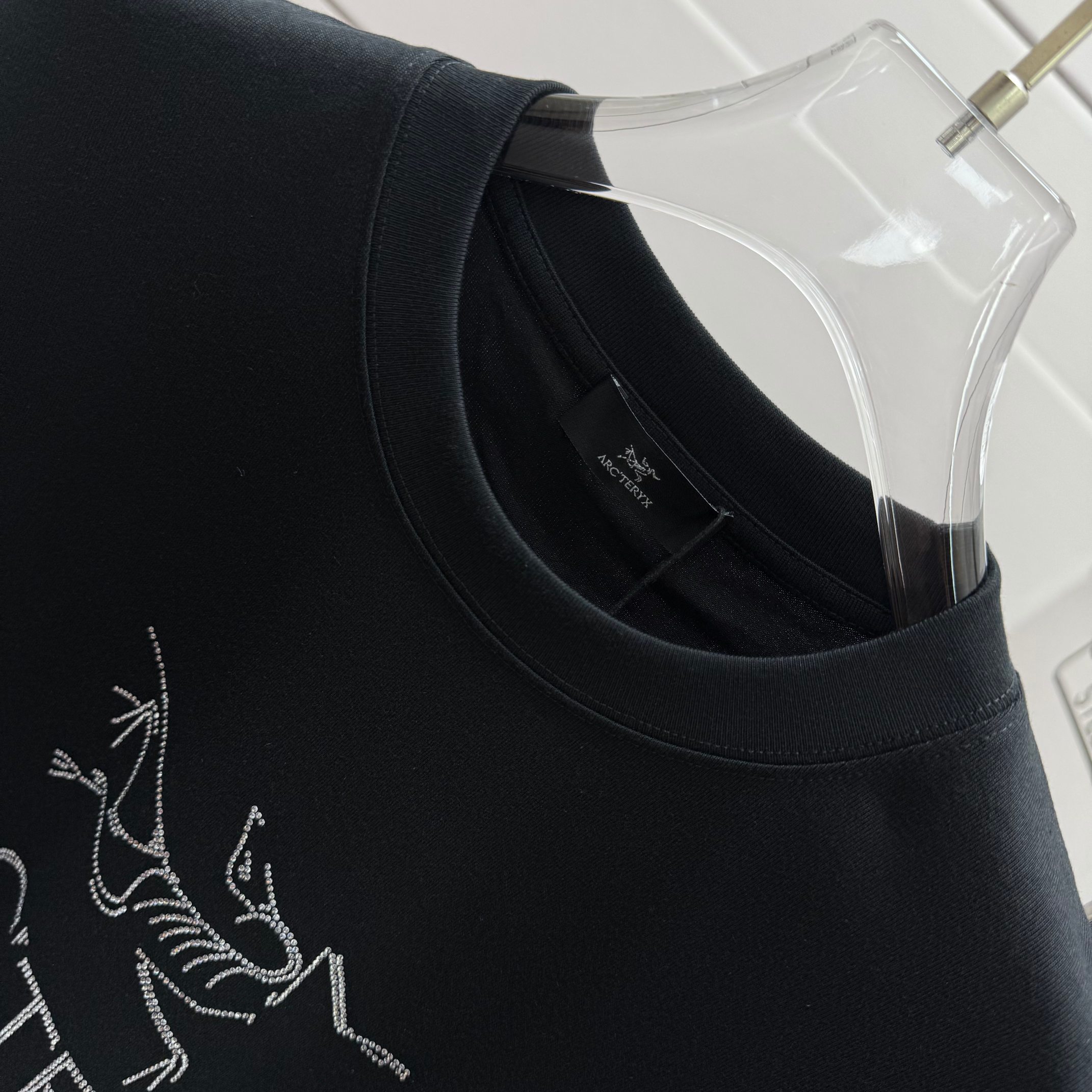 Arc'teryx # ARC'TERYX*始祖*鸟 2026春夏新款 个性 字母烫钻工艺 定制双纱平纹纯棉面料 短袖T恤