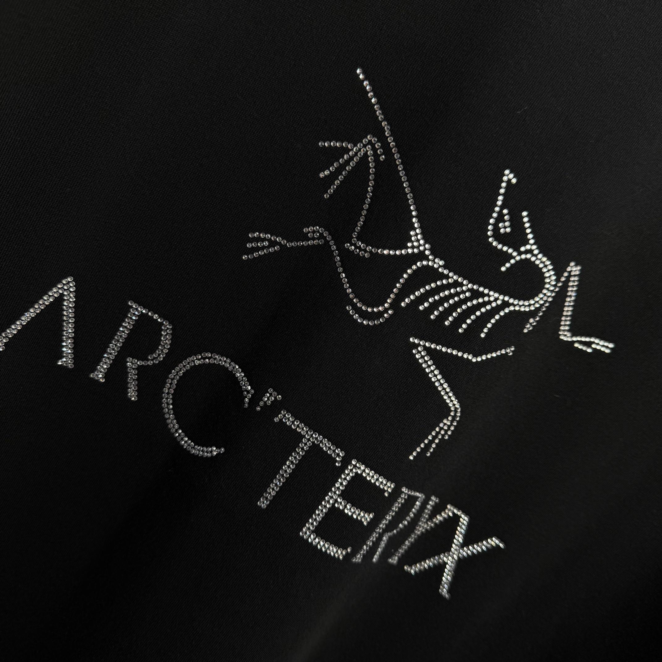 Arc'teryx # ARC'TERYX*始祖*鸟 2026春夏新款 个性 字母烫钻工艺 定制双纱平纹纯棉面料 短袖T恤