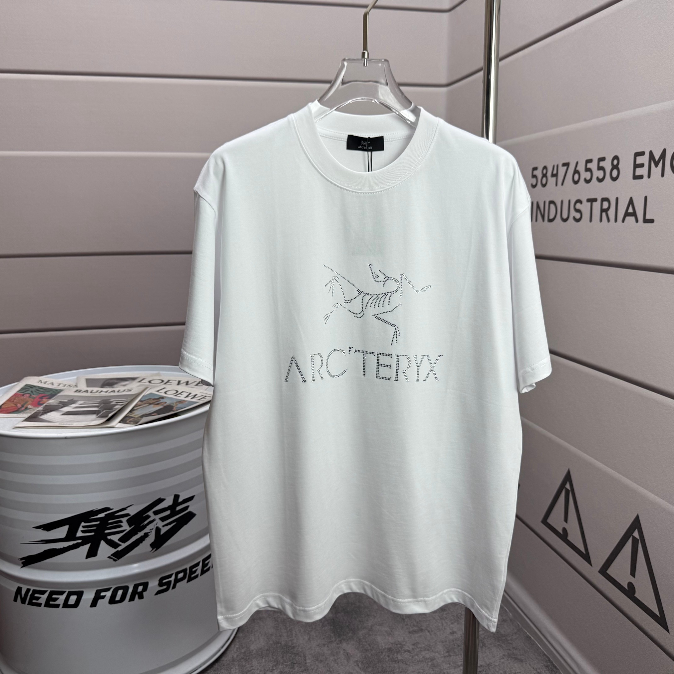 Arc'teryx # ARC'TERYX*始祖*鸟 2026春夏新款 个性 字母烫钻工艺 定制双纱平纹纯棉面料 短袖T恤