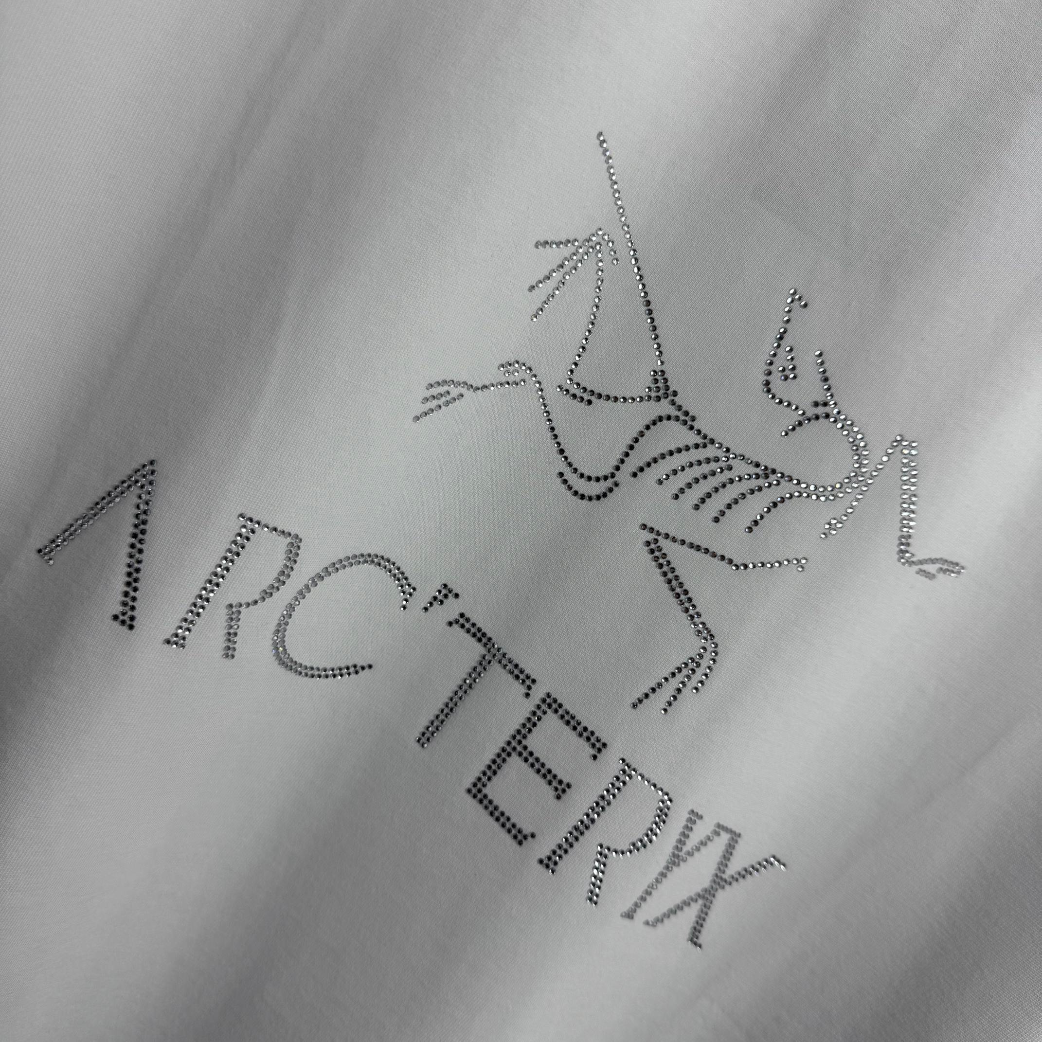 Arc'teryx # ARC'TERYX*始祖*鸟 2026春夏新款 个性 字母烫钻工艺 定制双纱平纹纯棉面料 短袖T恤