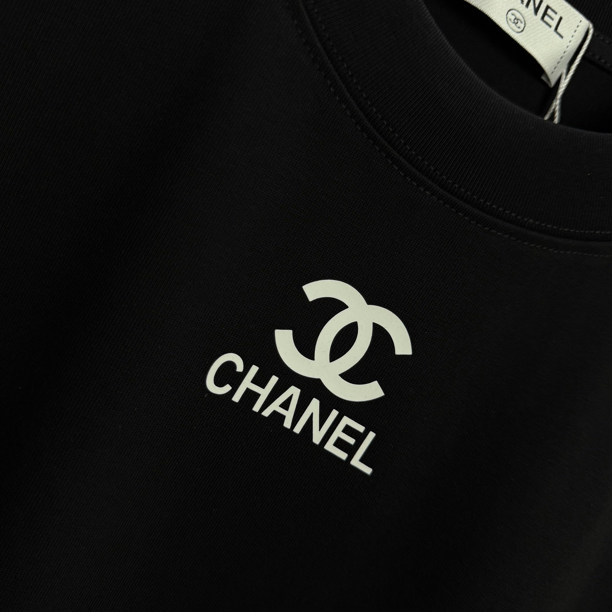 Chanel # CHANE*香奈*儿 2026春夏新款 字母 立体厚板硅胶工艺 定制双纱平纹纯棉面料 短袖T恤