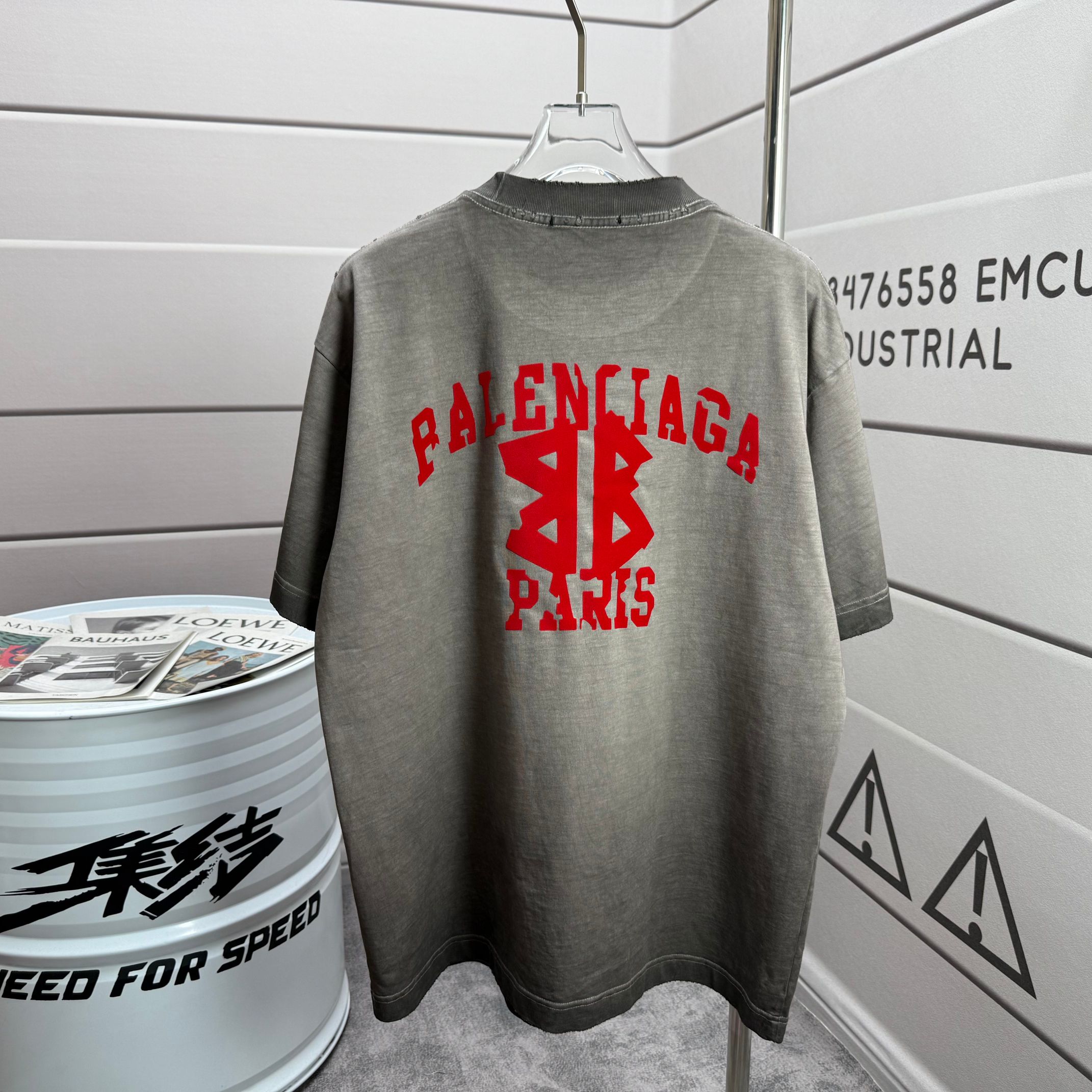 Balenciaga # 巴黎世* Balenciag*2026春夏新款 洗水磨破320克圆领短袖tee 宽松版 植绒工艺