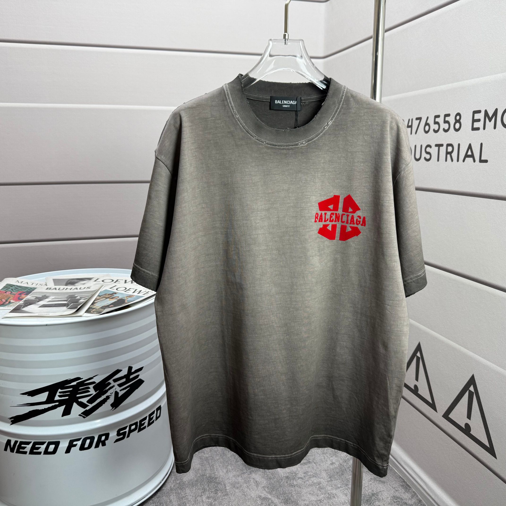 Balenciaga # 巴黎世* Balenciag*2026春夏新款 洗水磨破320克圆领短袖tee 宽松版 植绒工艺