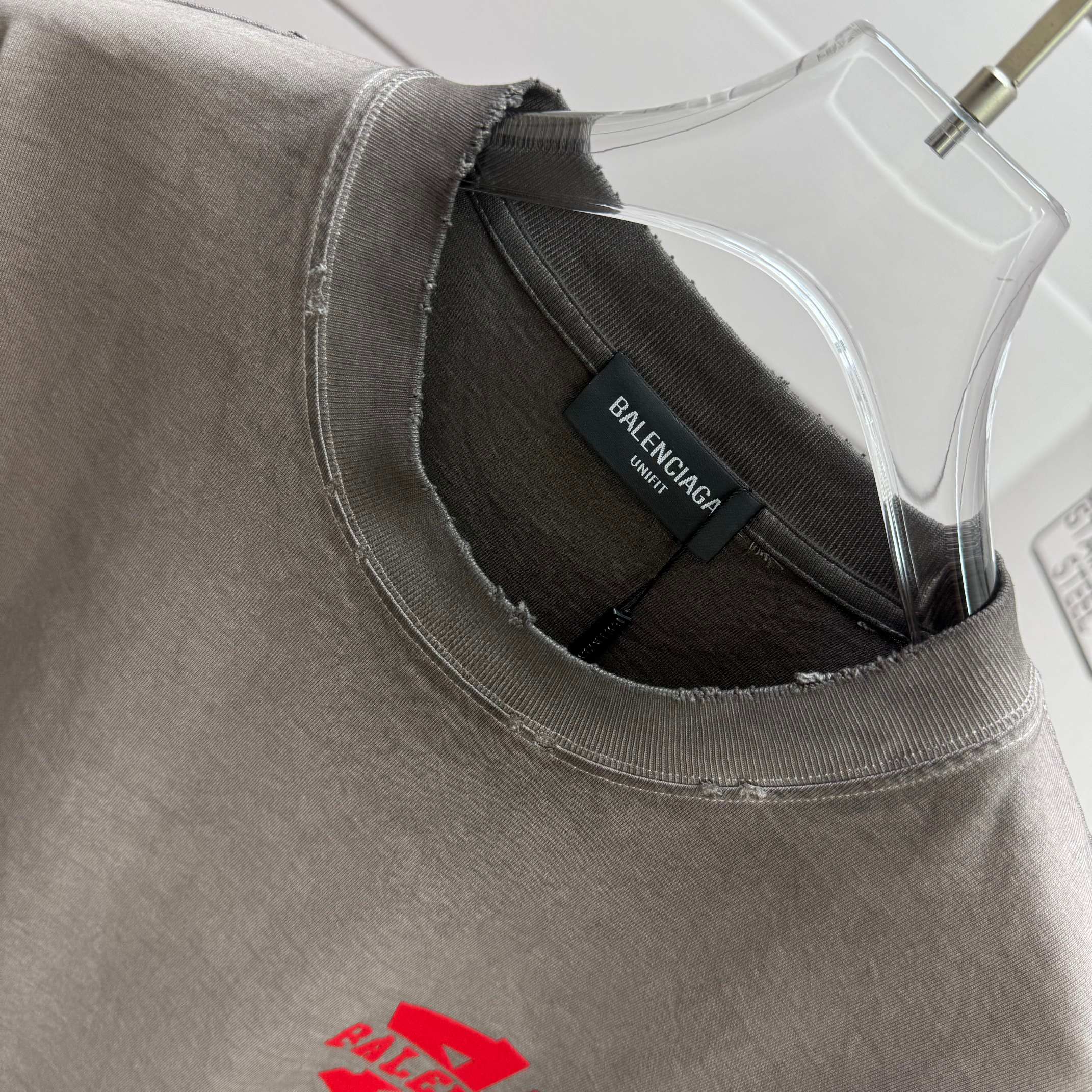 Balenciaga # 巴黎世* Balenciag*2026春夏新款 洗水磨破320克圆领短袖tee 宽松版 植绒工艺