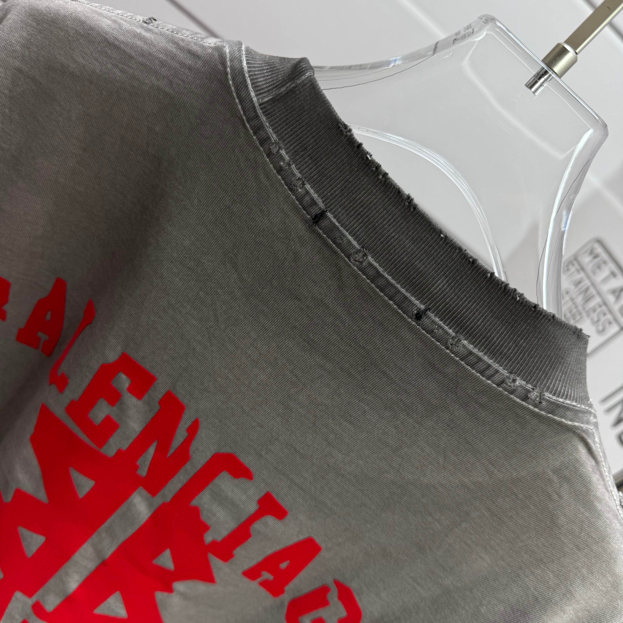 Balenciaga # 巴黎世* Balenciag*2026春夏新款 洗水磨破320克圆领短袖tee 宽松版 植绒工艺