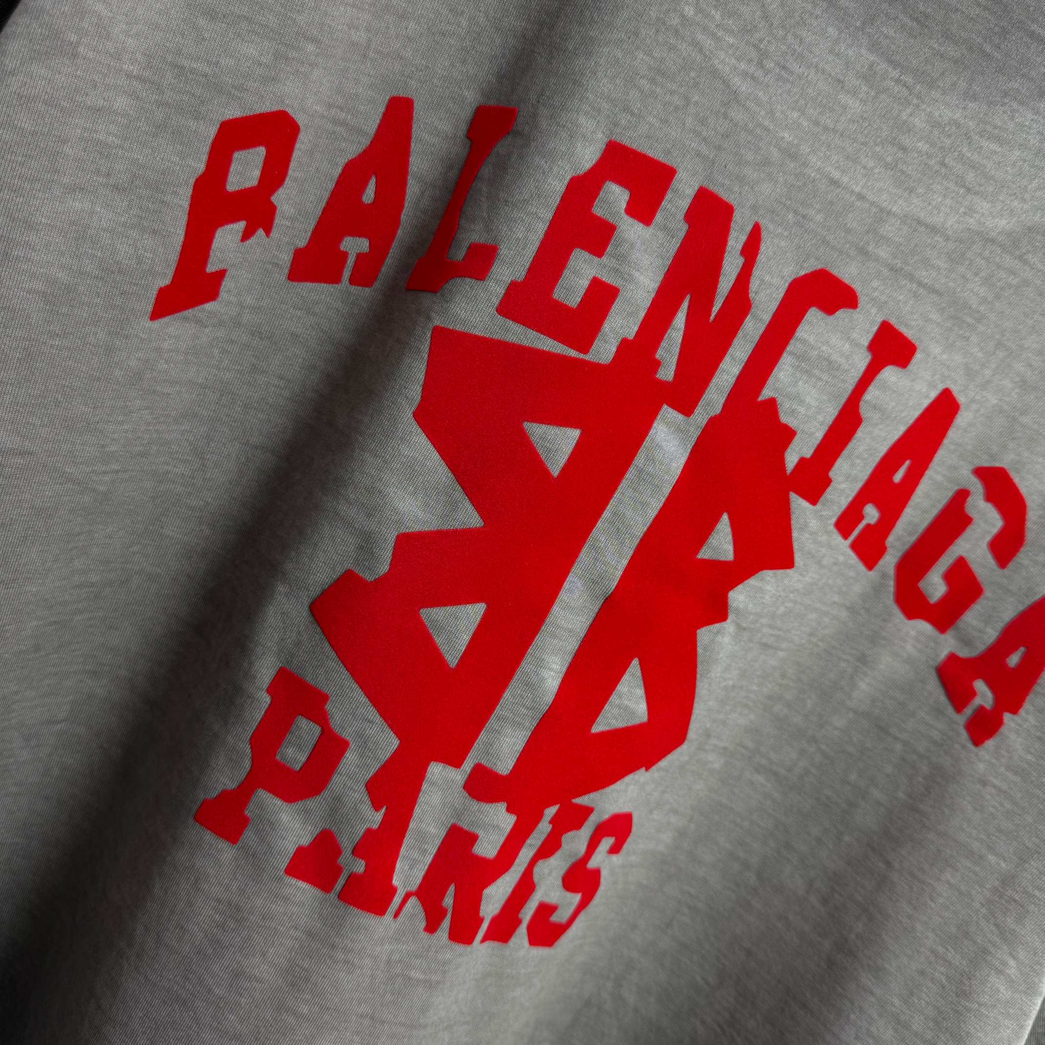 Balenciaga # 巴黎世* Balenciag*2026春夏新款 洗水磨破320克圆领短袖tee 宽松版 植绒工艺