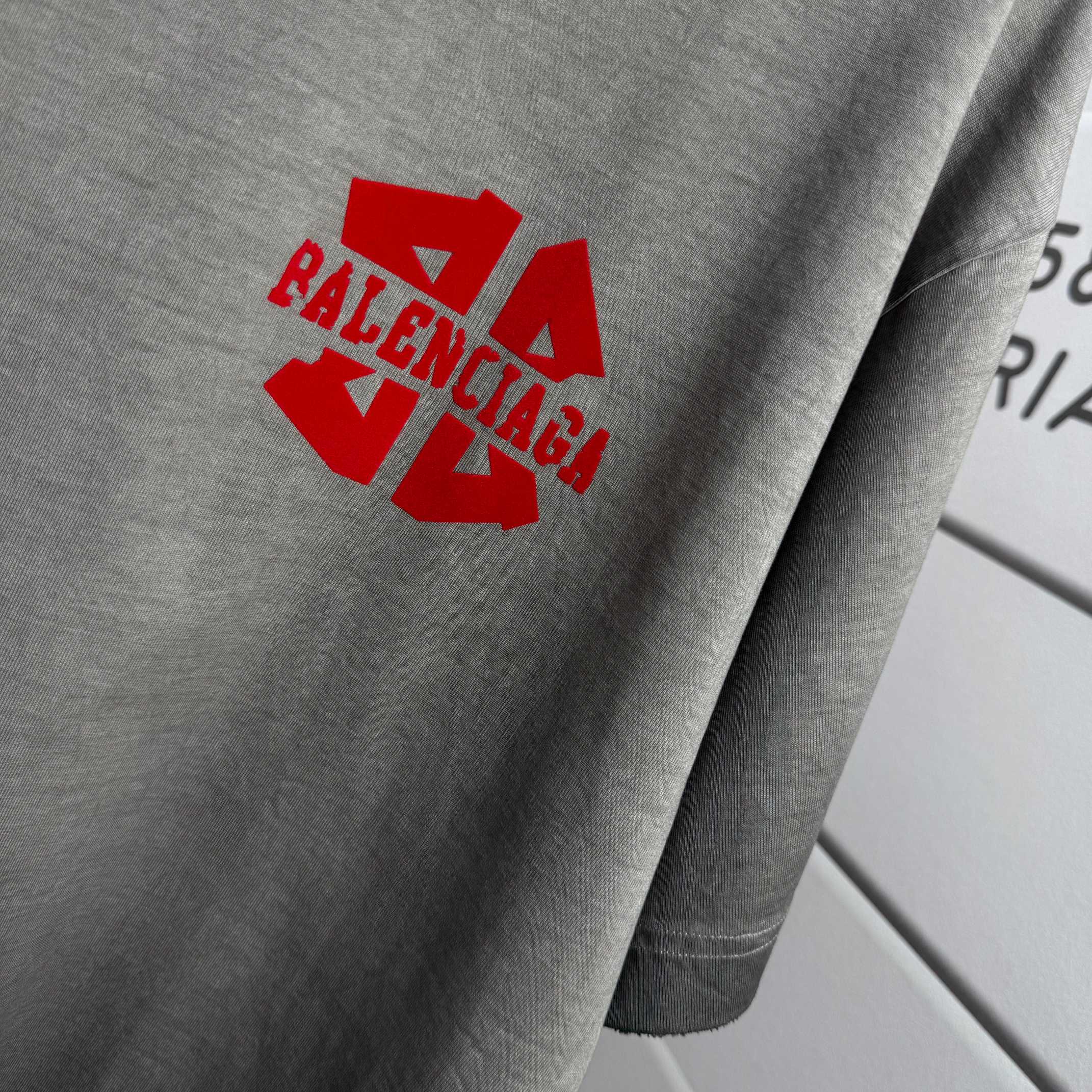Balenciaga # 巴黎世* Balenciag*2026春夏新款 洗水磨破320克圆领短袖tee 宽松版 植绒工艺