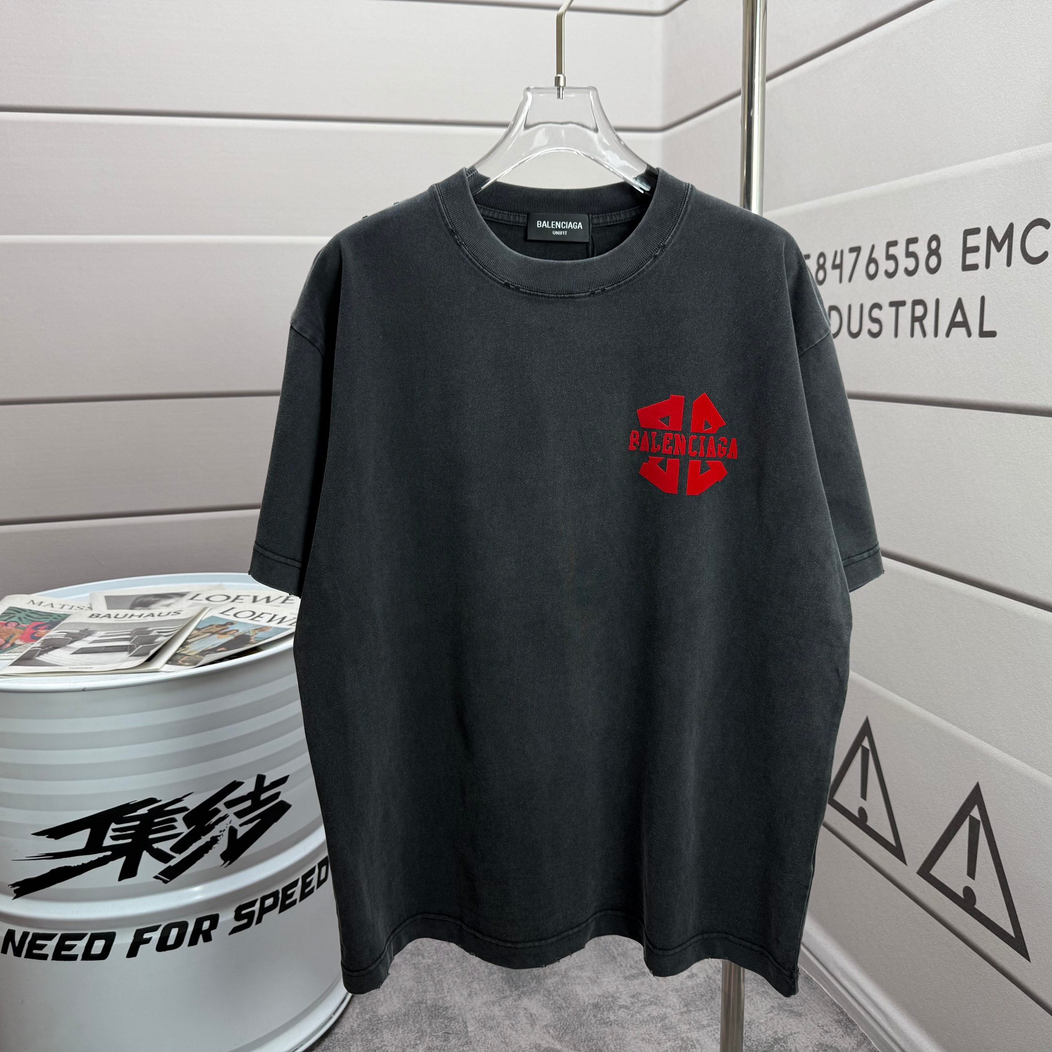 Balenciaga # 巴黎世* Balenciag*2026春夏新款 洗水磨破320克圆领短袖tee 宽松版 植绒工艺