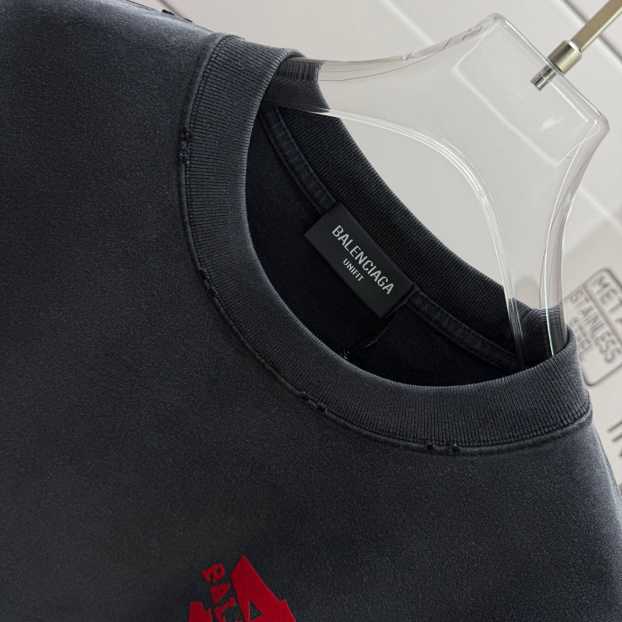 Balenciaga # 巴黎世* Balenciag*2026春夏新款 洗水磨破320克圆领短袖tee 宽松版 植绒工艺