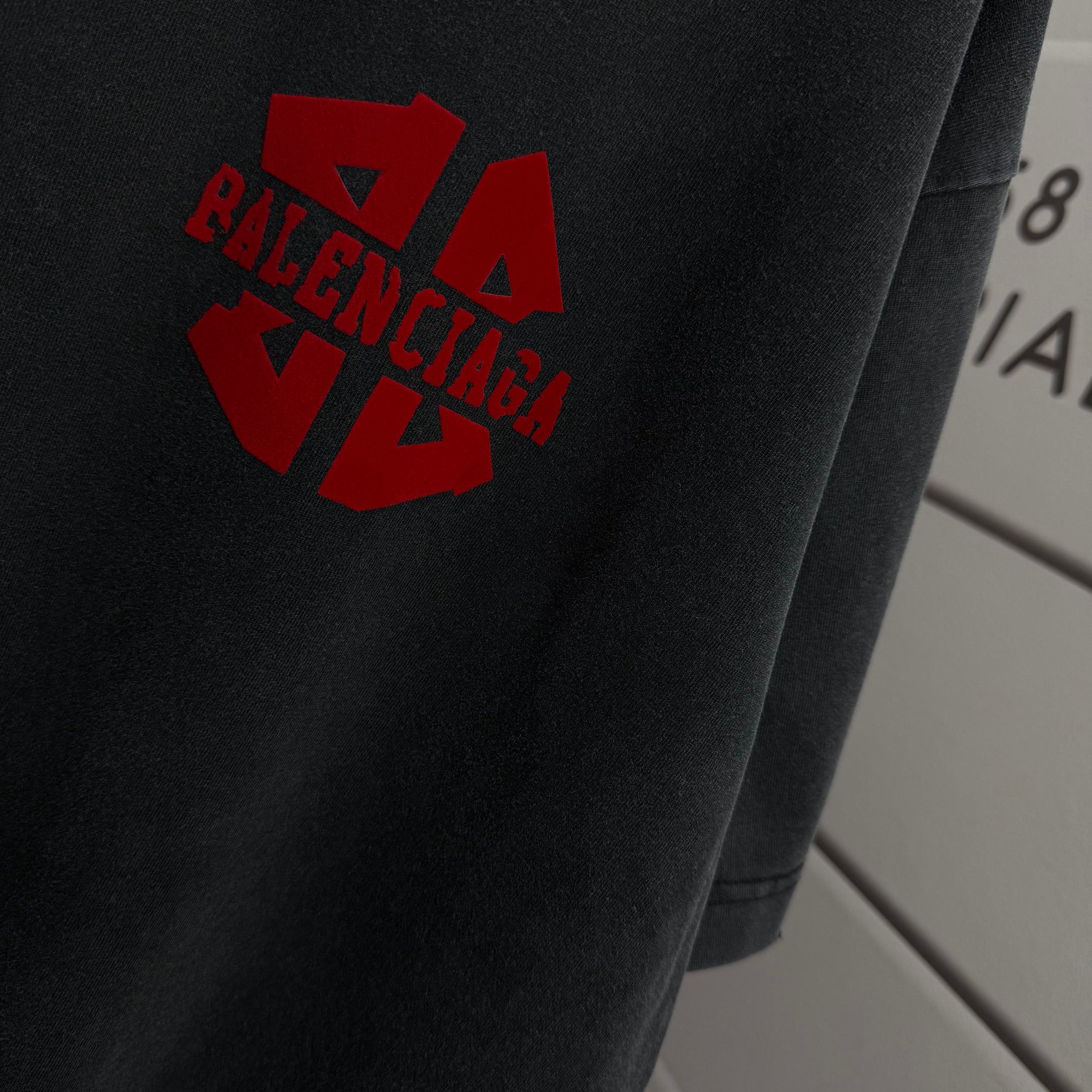 Balenciaga # 巴黎世* Balenciag*2026春夏新款 洗水磨破320克圆领短袖tee 宽松版 植绒工艺