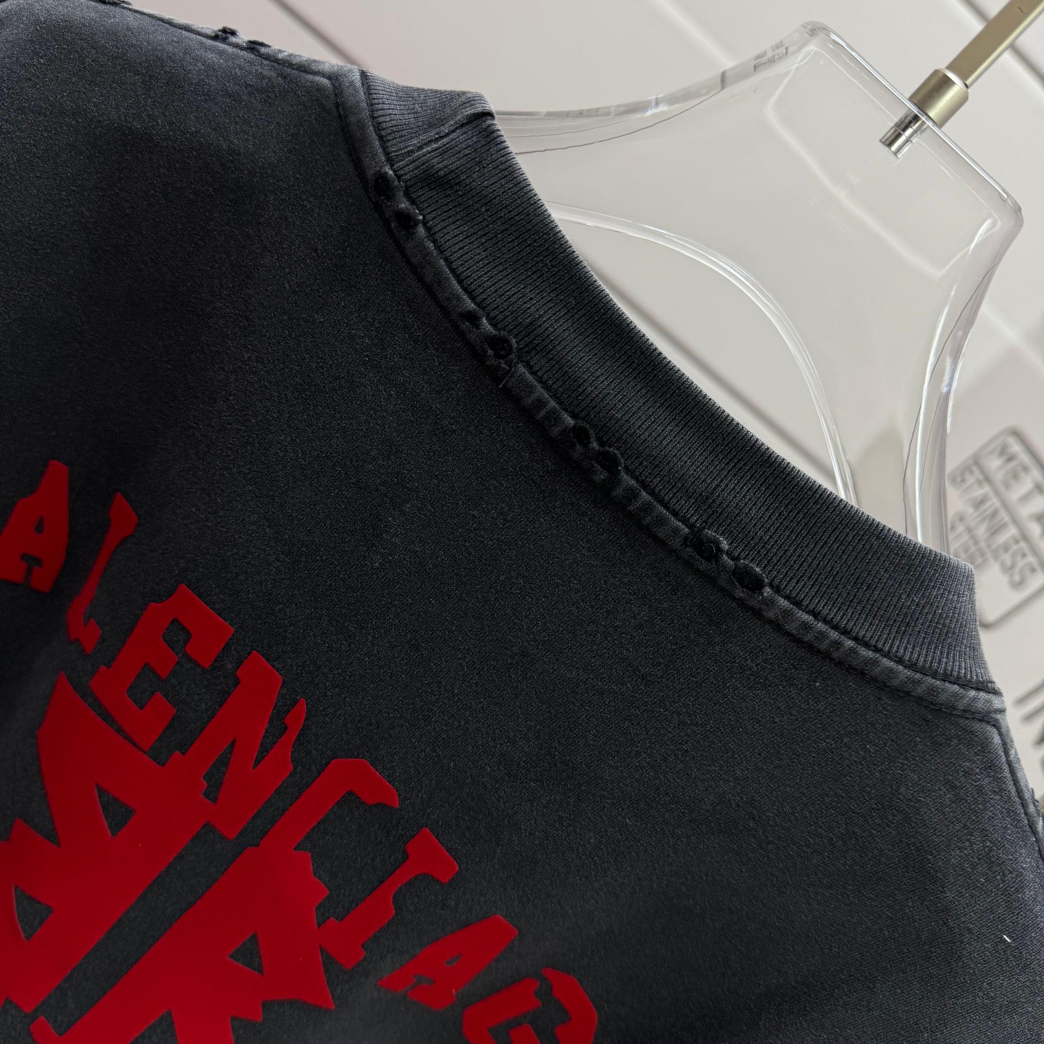 Balenciaga # 巴黎世* Balenciag*2026春夏新款 洗水磨破320克圆领短袖tee 宽松版 植绒工艺