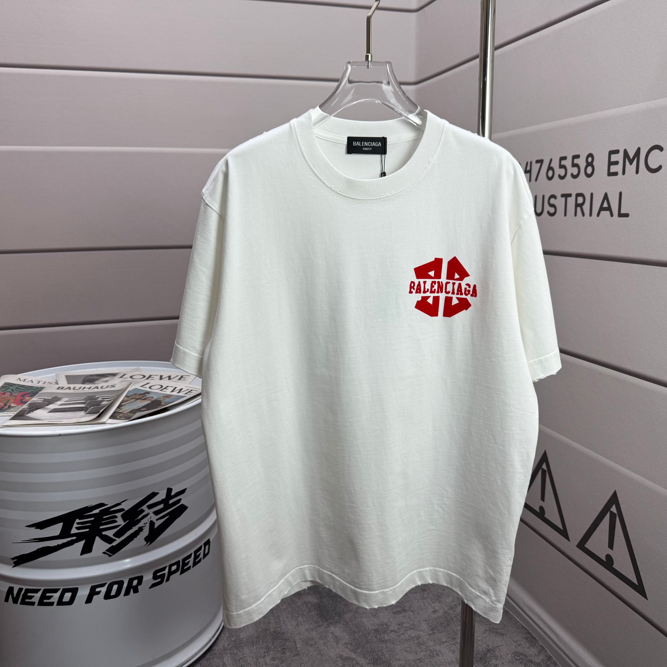Balenciaga # 巴黎世* Balenciag*2026春夏新款 洗水磨破320克圆领短袖tee 宽松版 植绒工艺