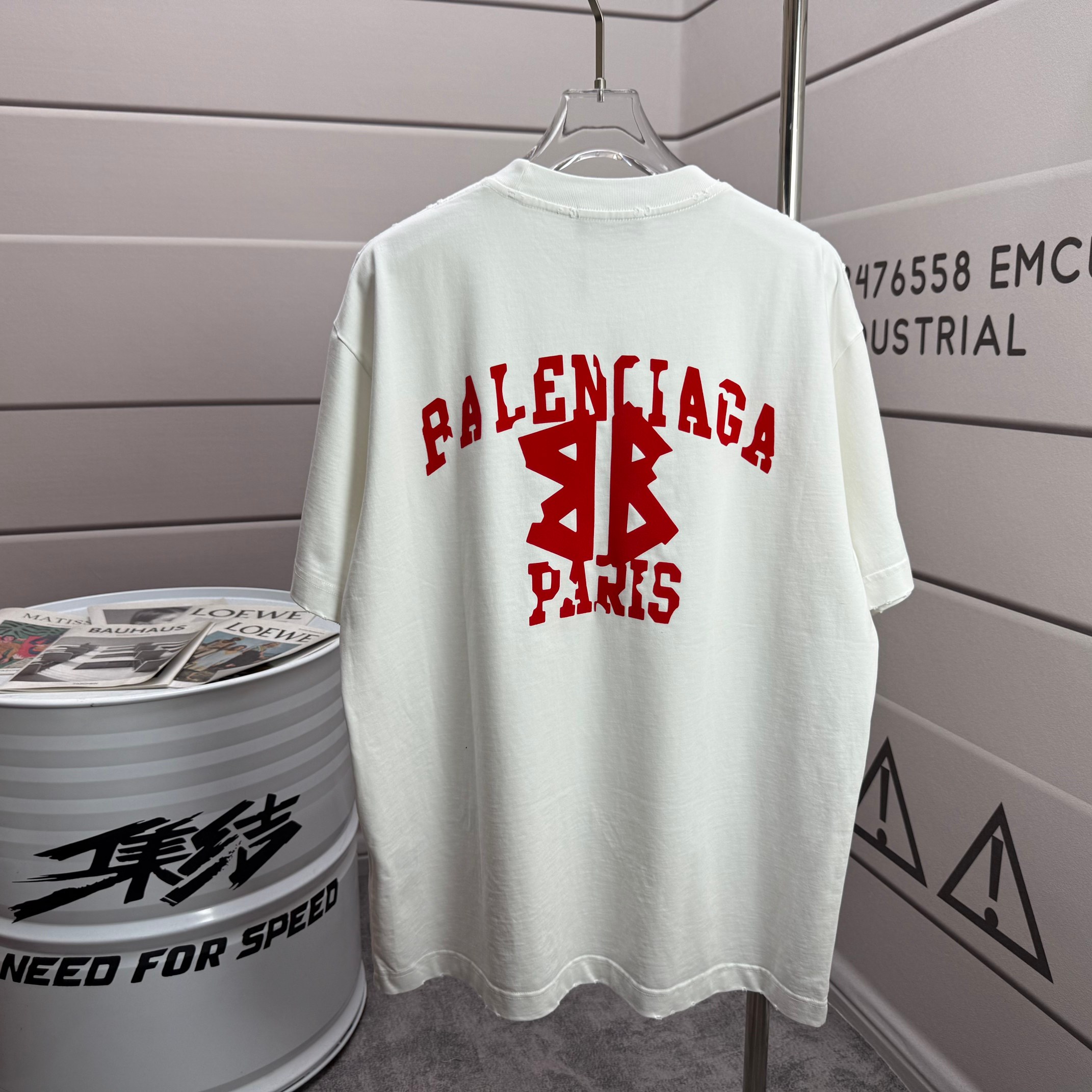 Balenciaga # 巴黎世* Balenciag*2026春夏新款 洗水磨破320克圆领短袖tee 宽松版 植绒工艺