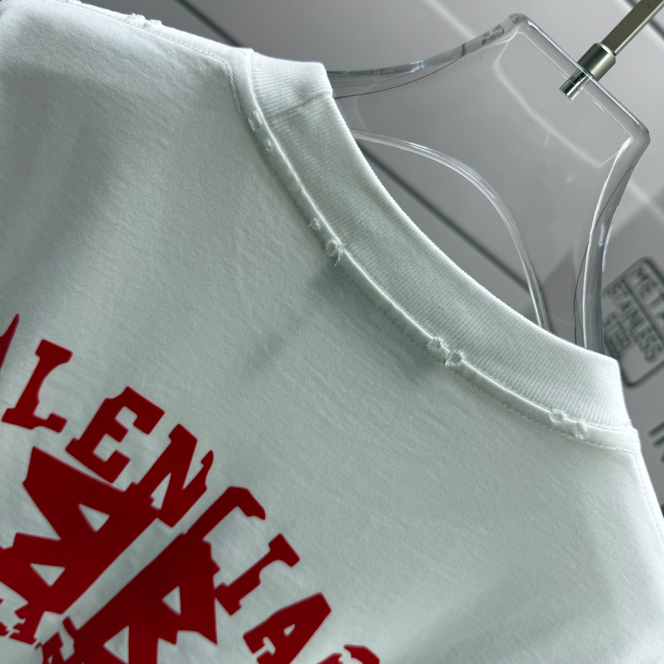 Balenciaga # 巴黎世* Balenciag*2026春夏新款 洗水磨破320克圆领短袖tee 宽松版 植绒工艺