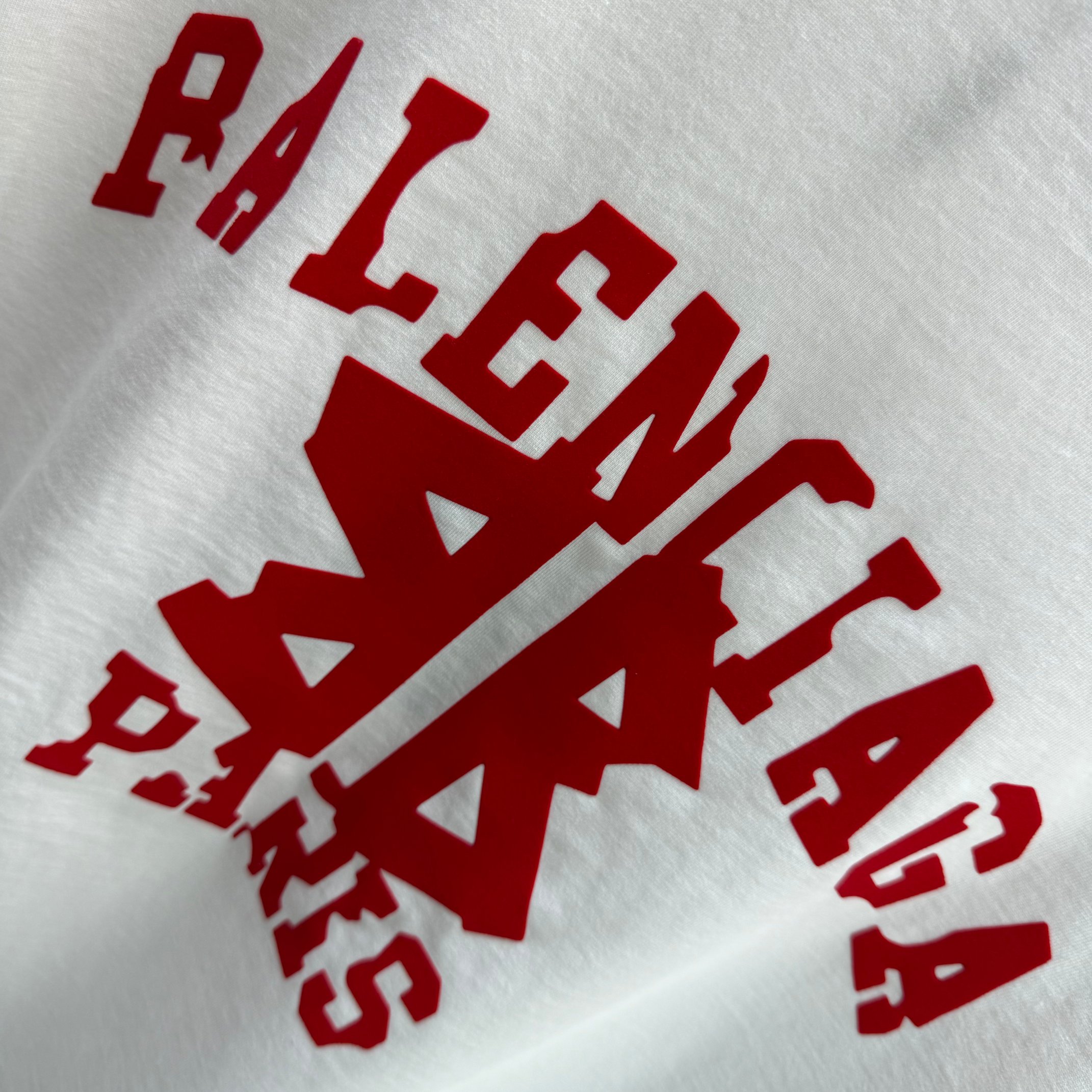 Balenciaga # 巴黎世* Balenciag*2026春夏新款 洗水磨破320克圆领短袖tee 宽松版 植绒工艺